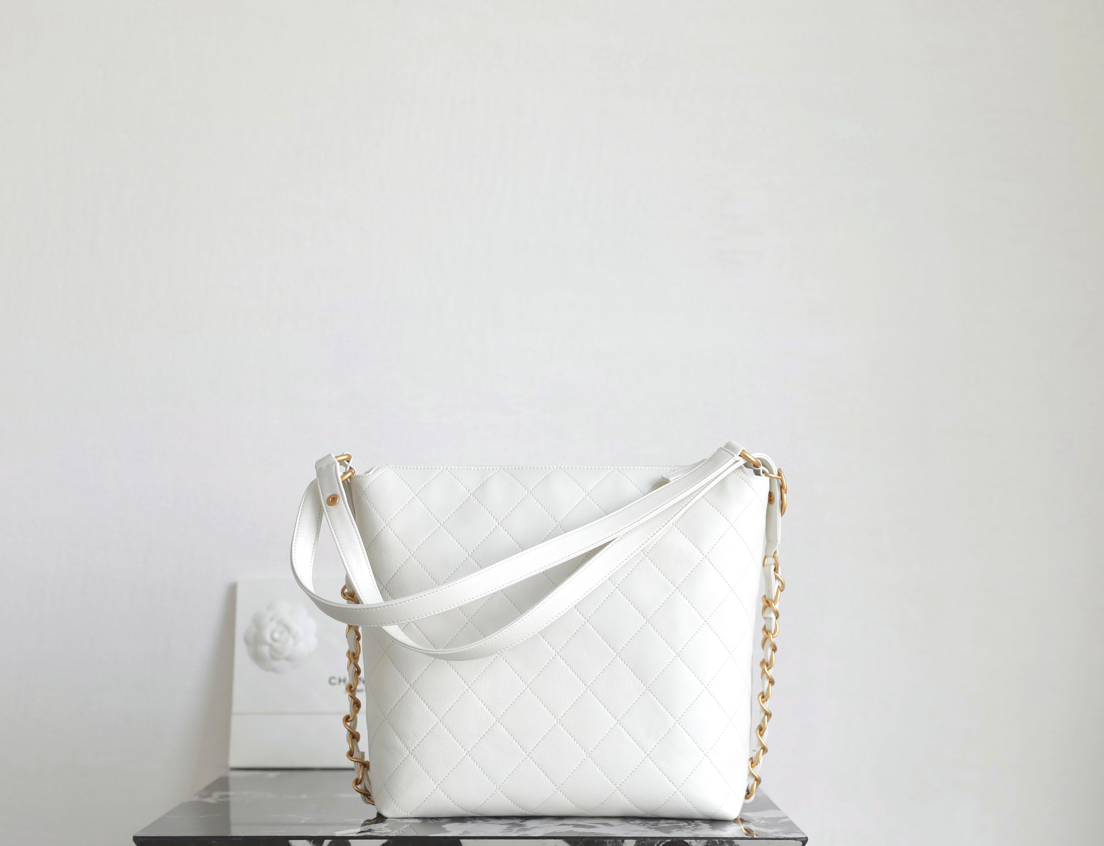Chanel 25s 𝖧𝗈𝖻𝗈 medium backpack  white calfskin 340203