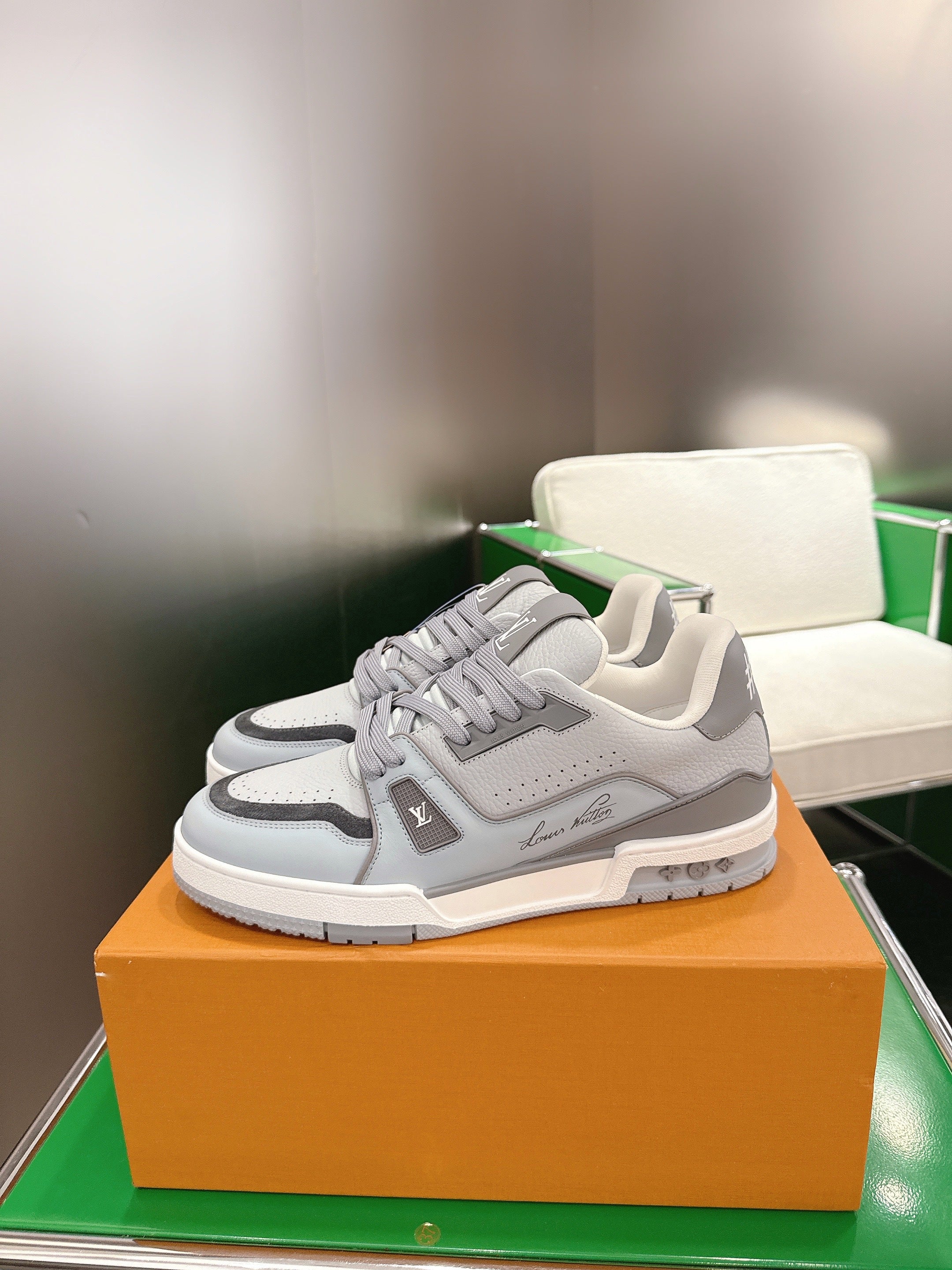 LV 26ss Trainer Sneakers Light Gray Cowhide 632148