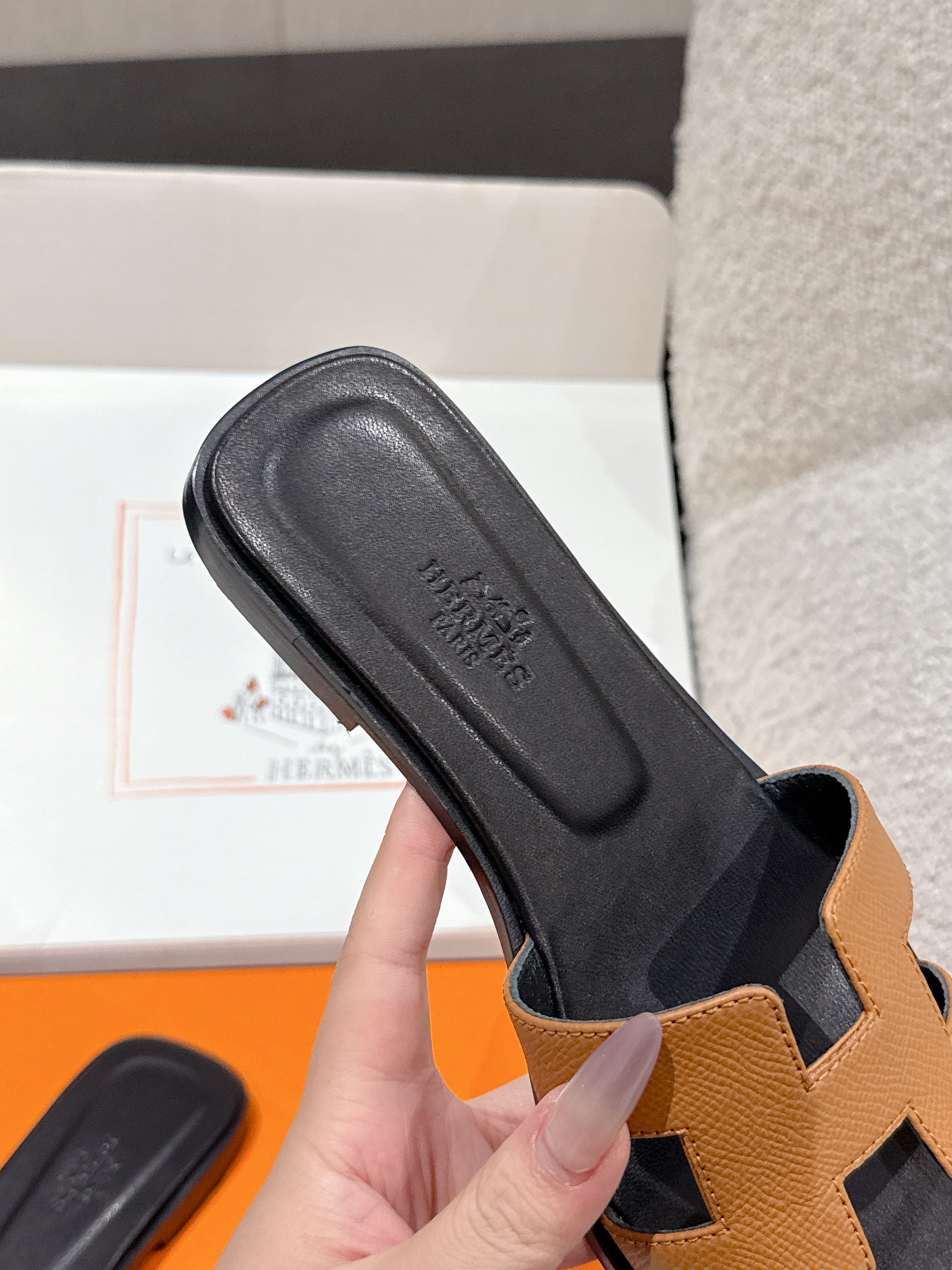 HM 25 Oran Sandal Gold Epsom Black Calfskin