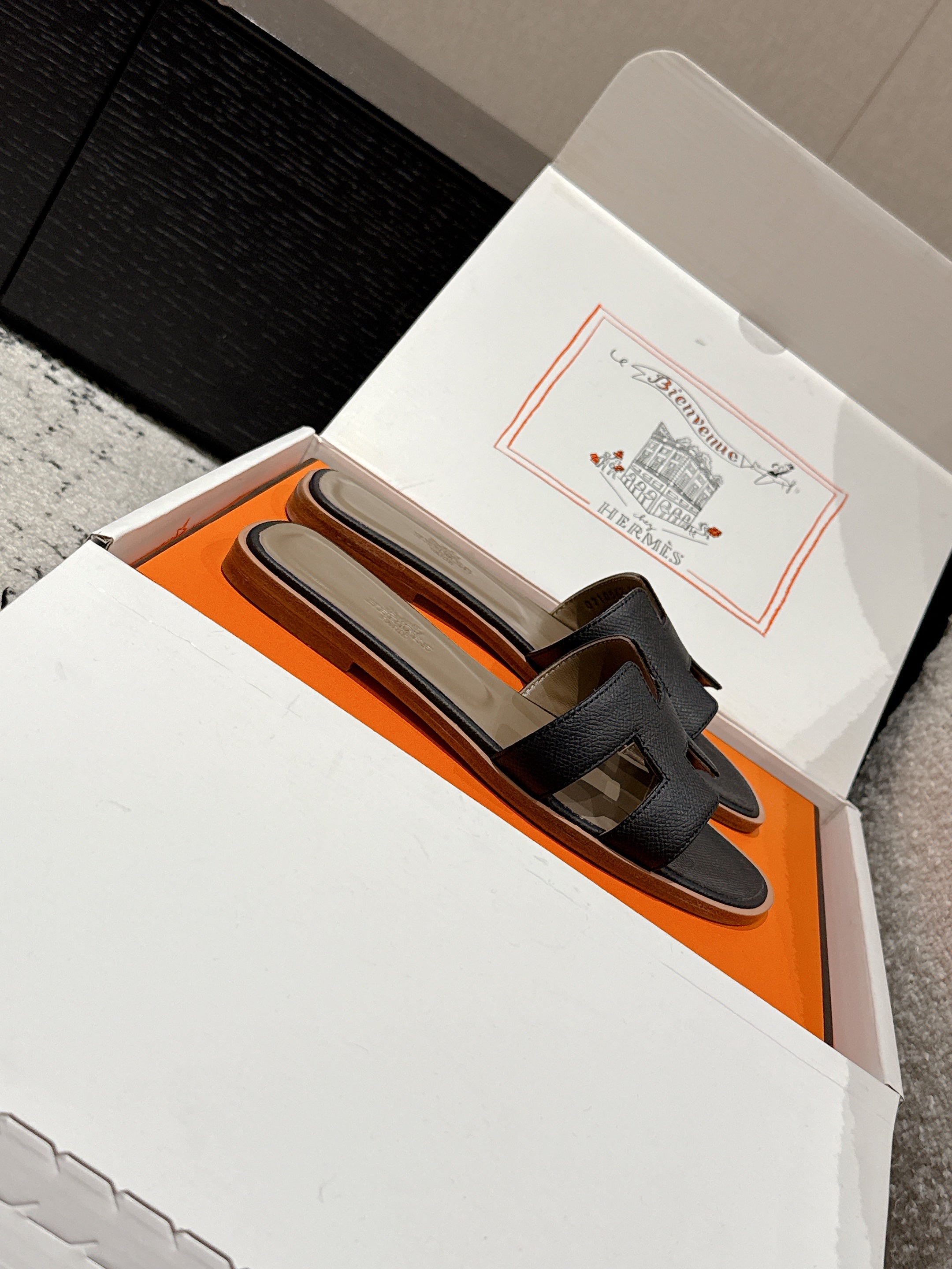 HM 25 Oran Sandal Black Epsom Etoupe Calfskin