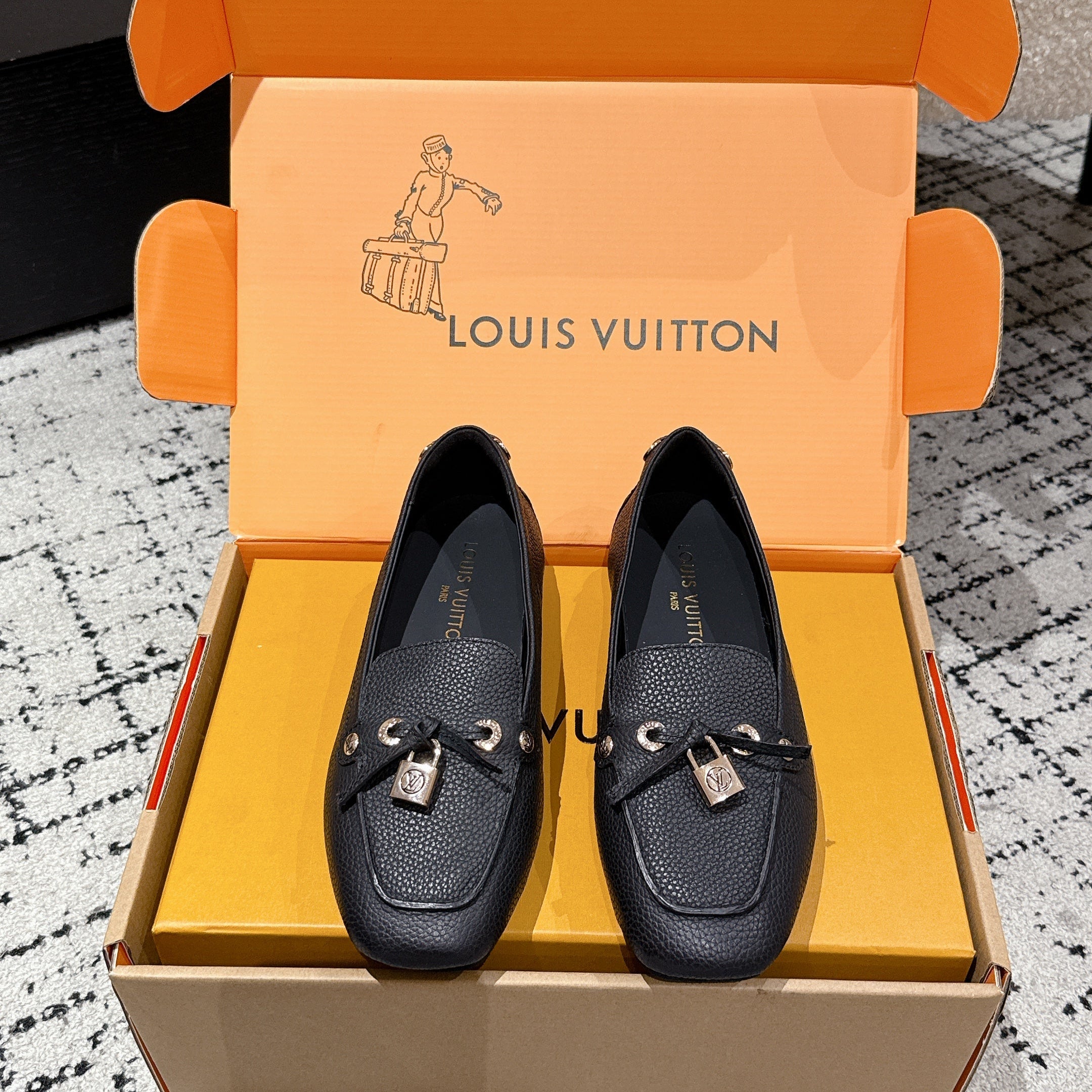 LV Flat-soled lock loafers black cowhide 383377