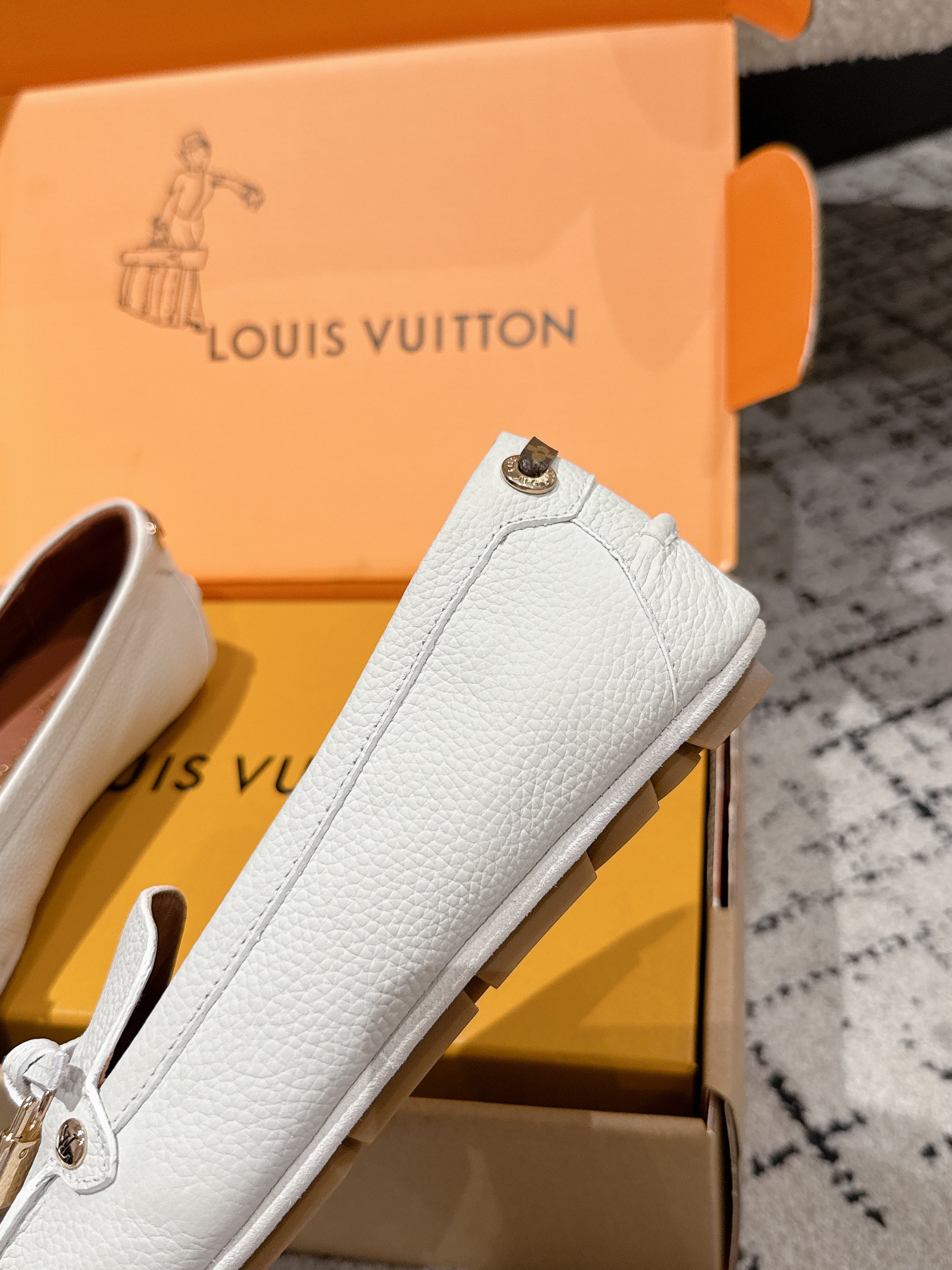 LV Flat-soled lock loafers white cowhide 383378