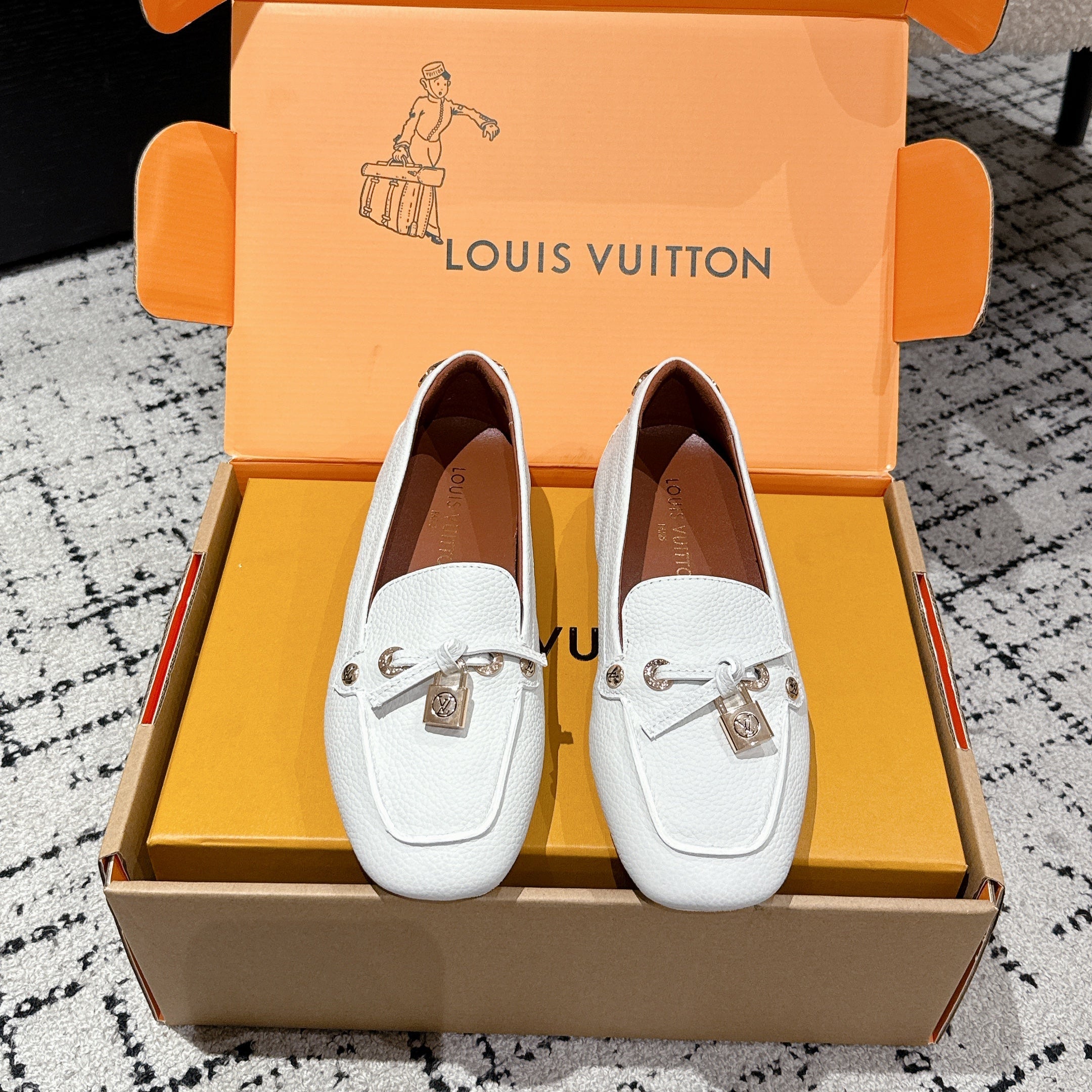 LV Flat-soled lock loafers white cowhide 383378