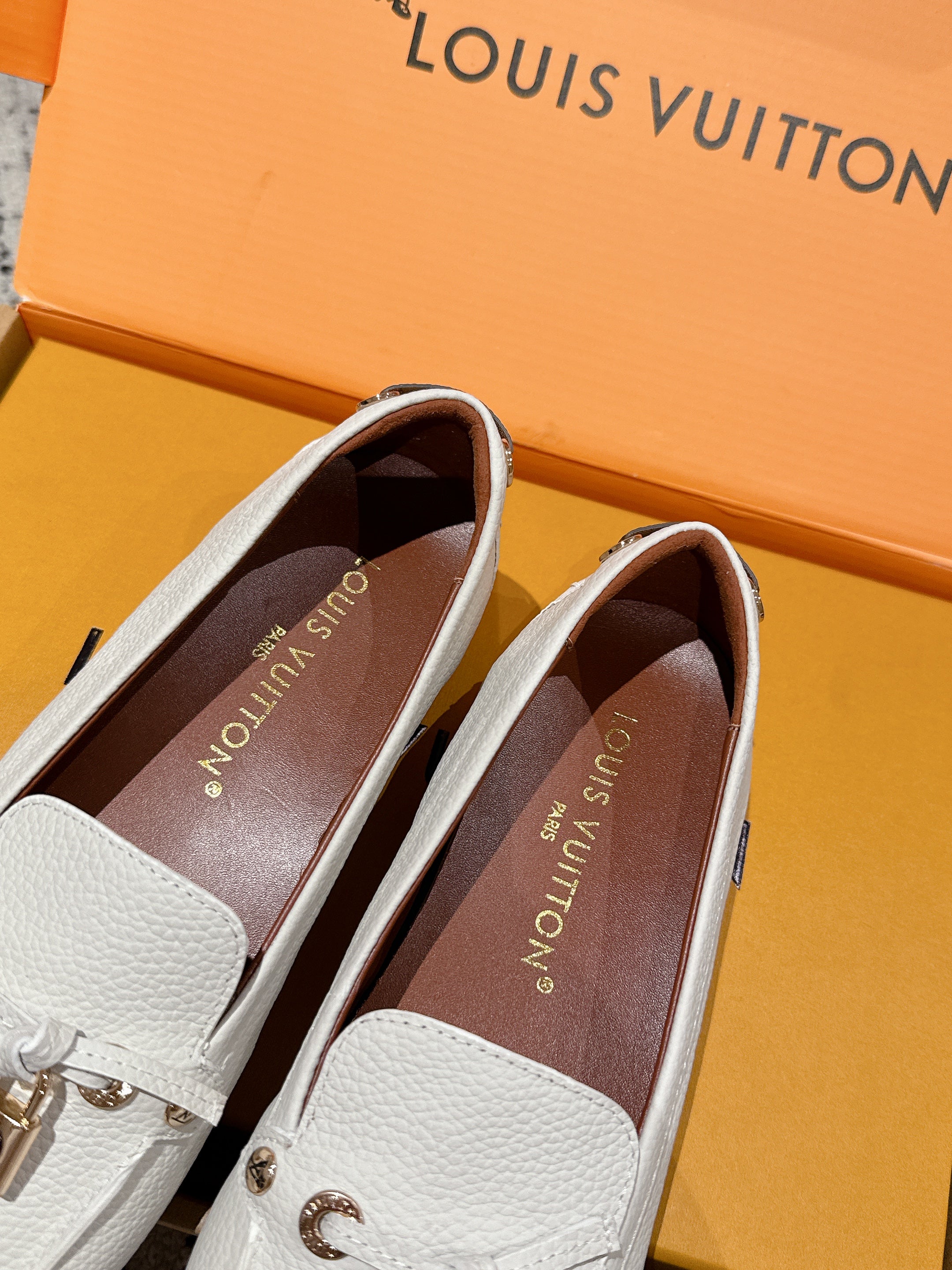 LV Flat-soled lock loafers white cowhide 383378