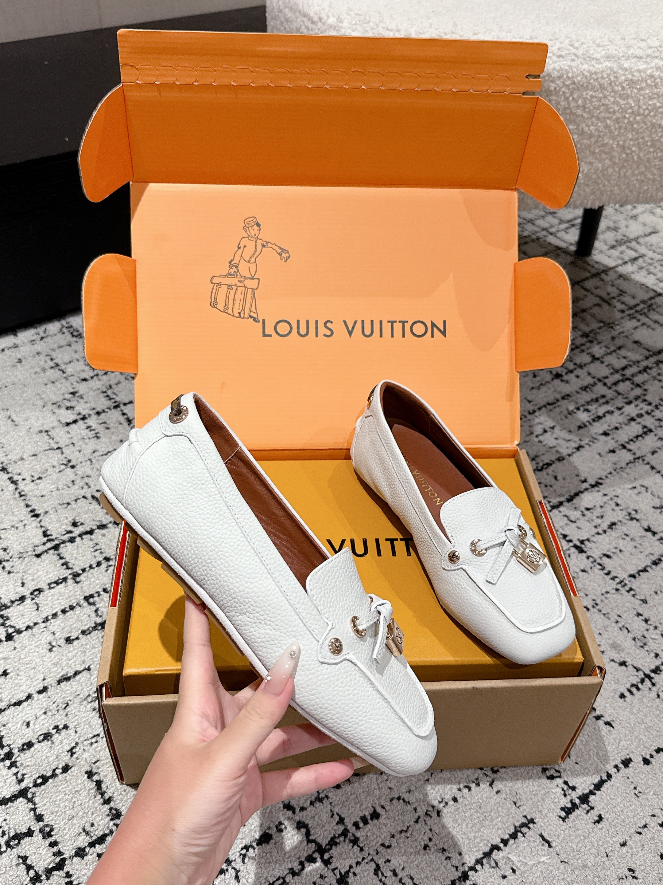 LV Flat-soled lock loafers white cowhide 383378