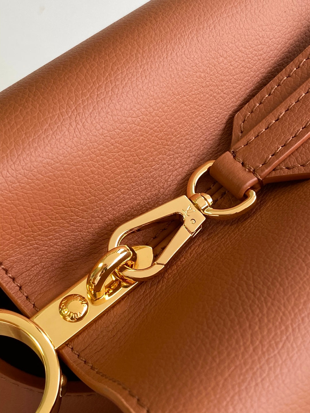 CAPUCINES GM 33CM BROWN GOLD TAURILLON LEATHER 252019