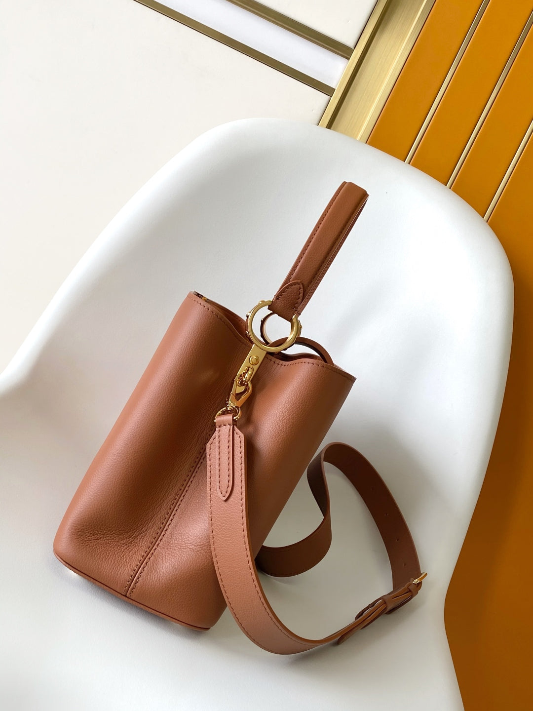 CAPUCINES GM 33CM BROWN GOLD TAURILLON LEATHER 252019