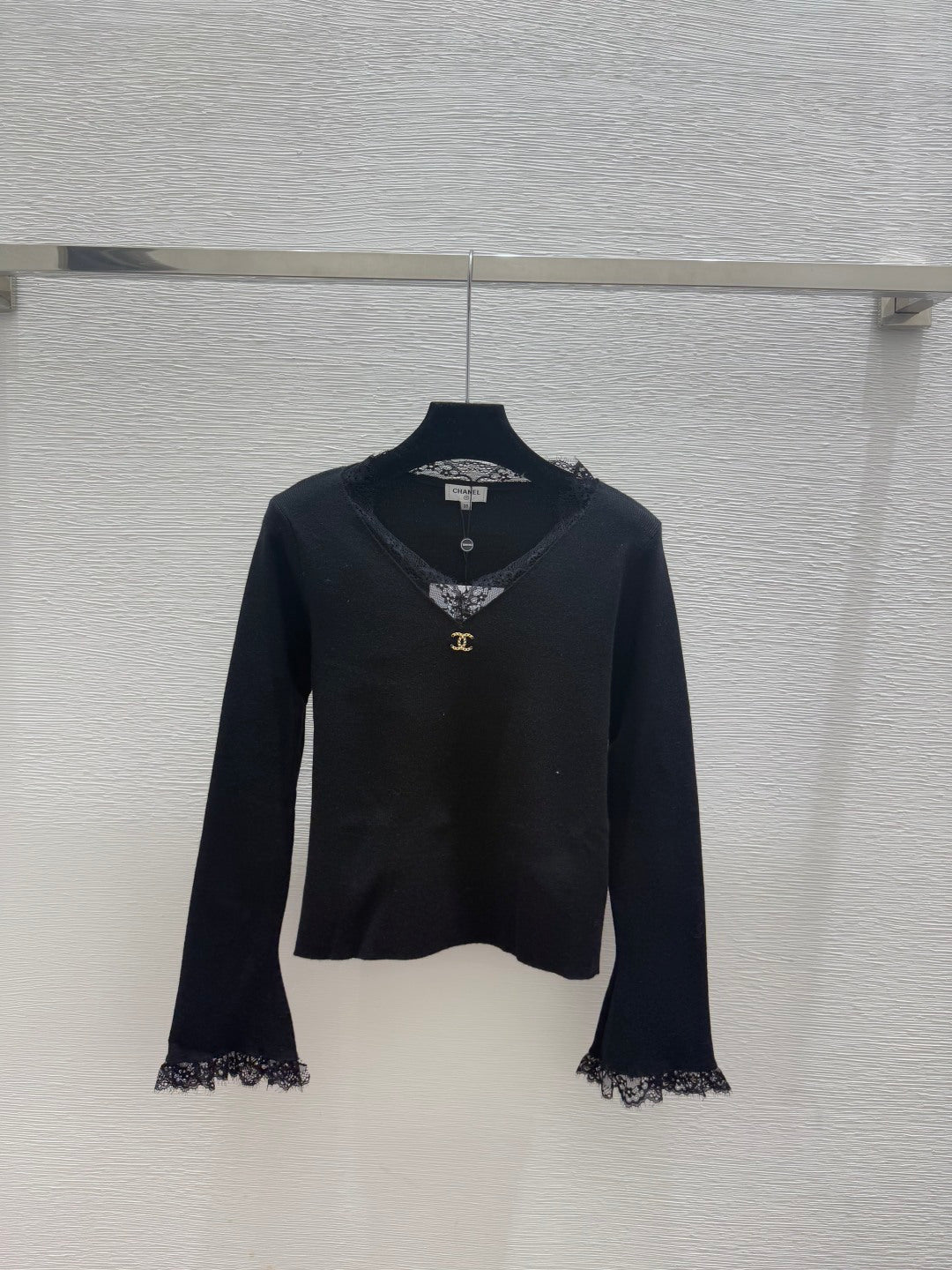 CC 26 Long-sleeved Top With Lace Neckline and Cuffs Wool 652456