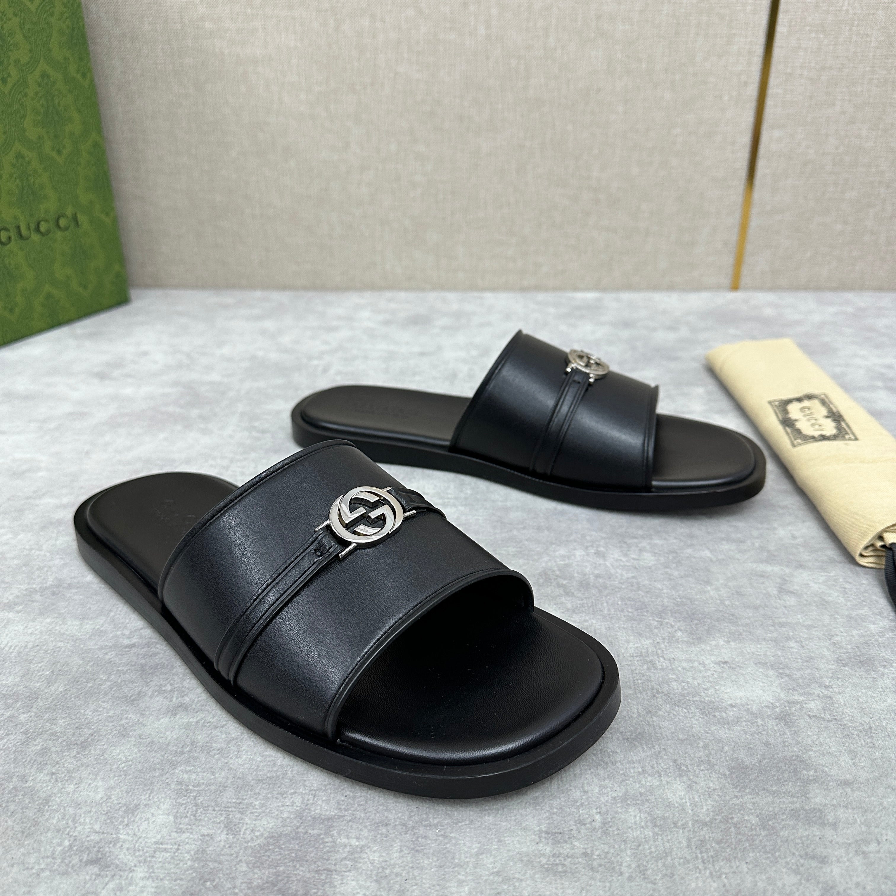 GG Men's interlocking G slide black cowhide 549881