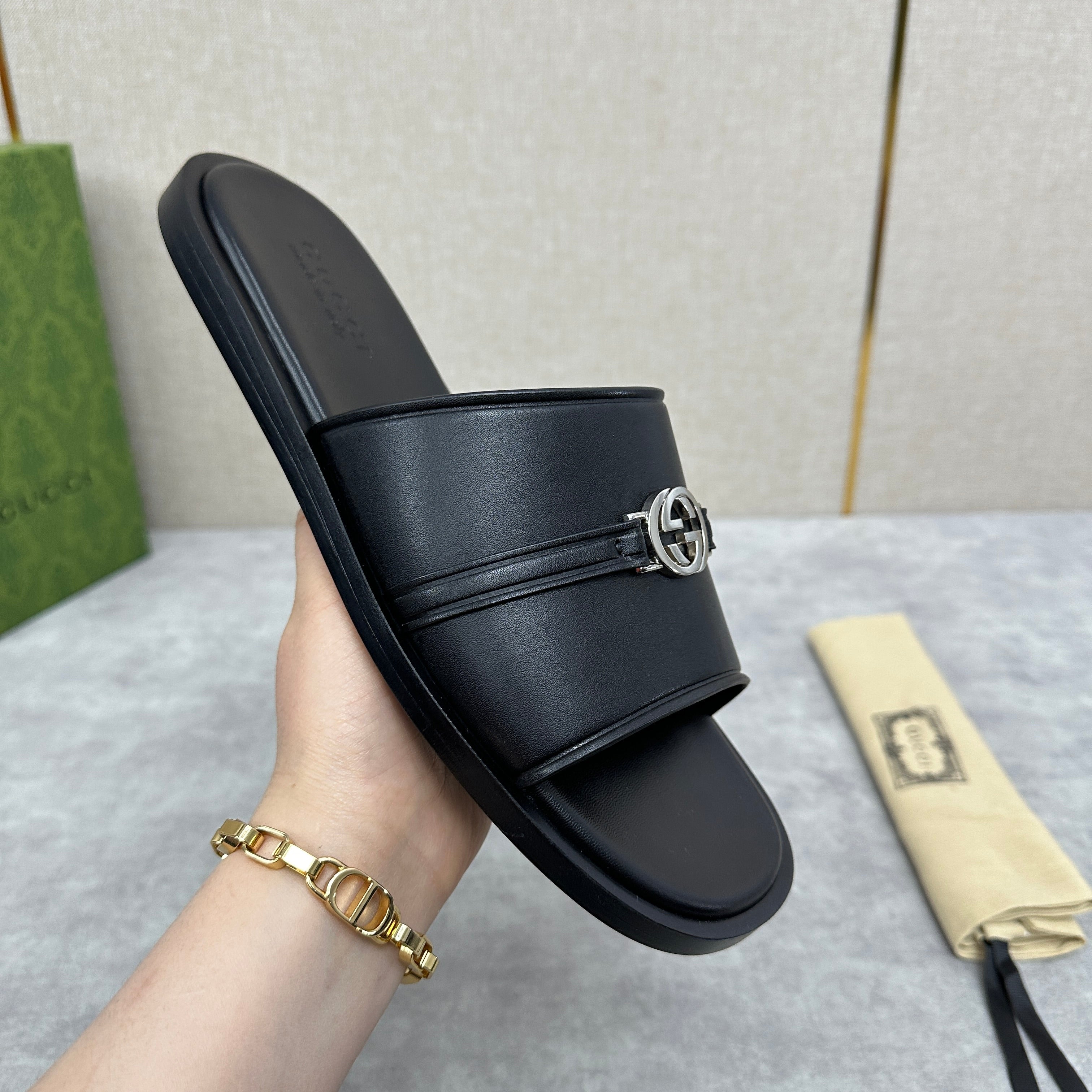 GG Men's interlocking G slide black cowhide 549881