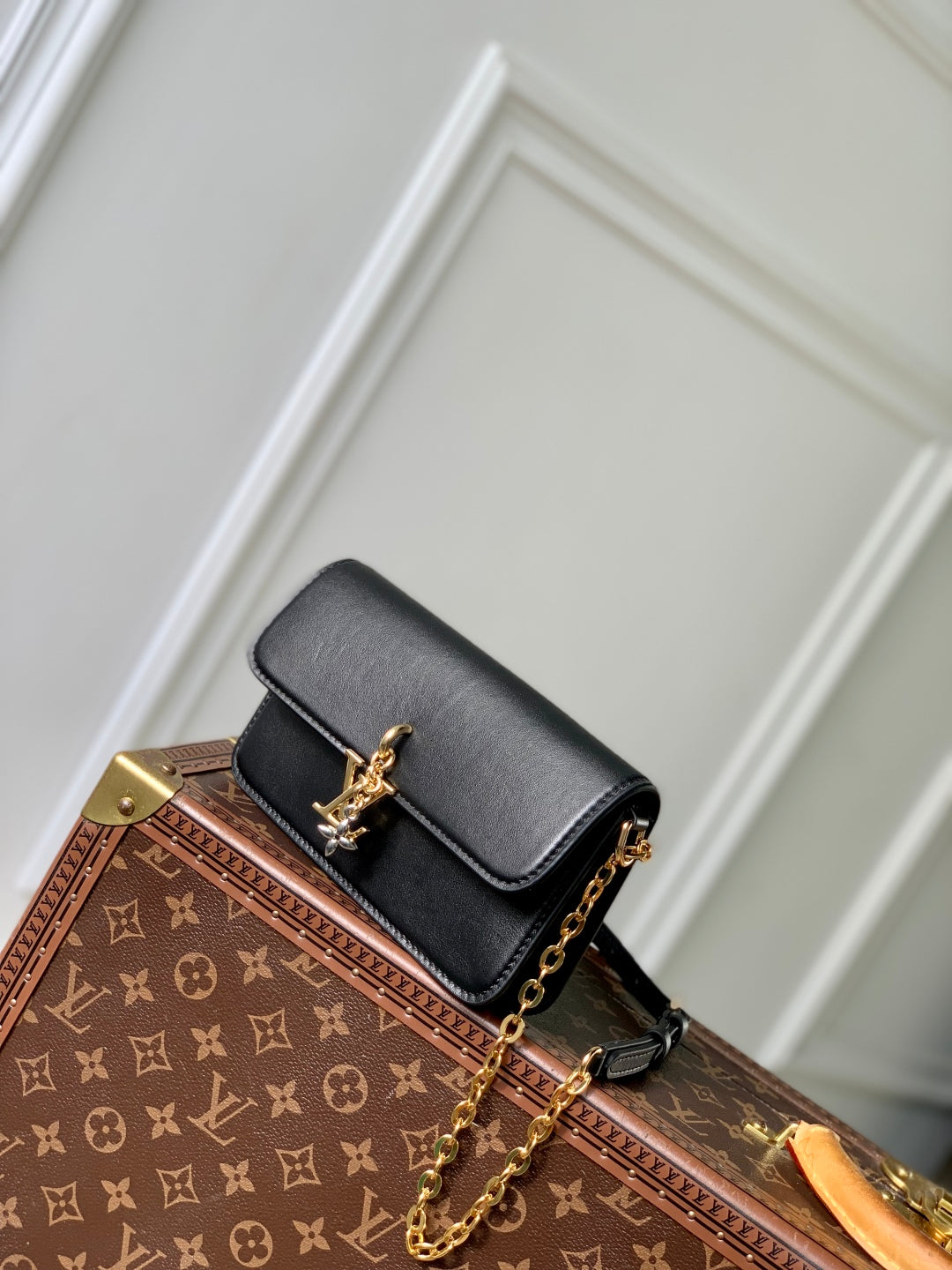 Wallet On Chain LV Bloom 20cm Black Calfskin 250365