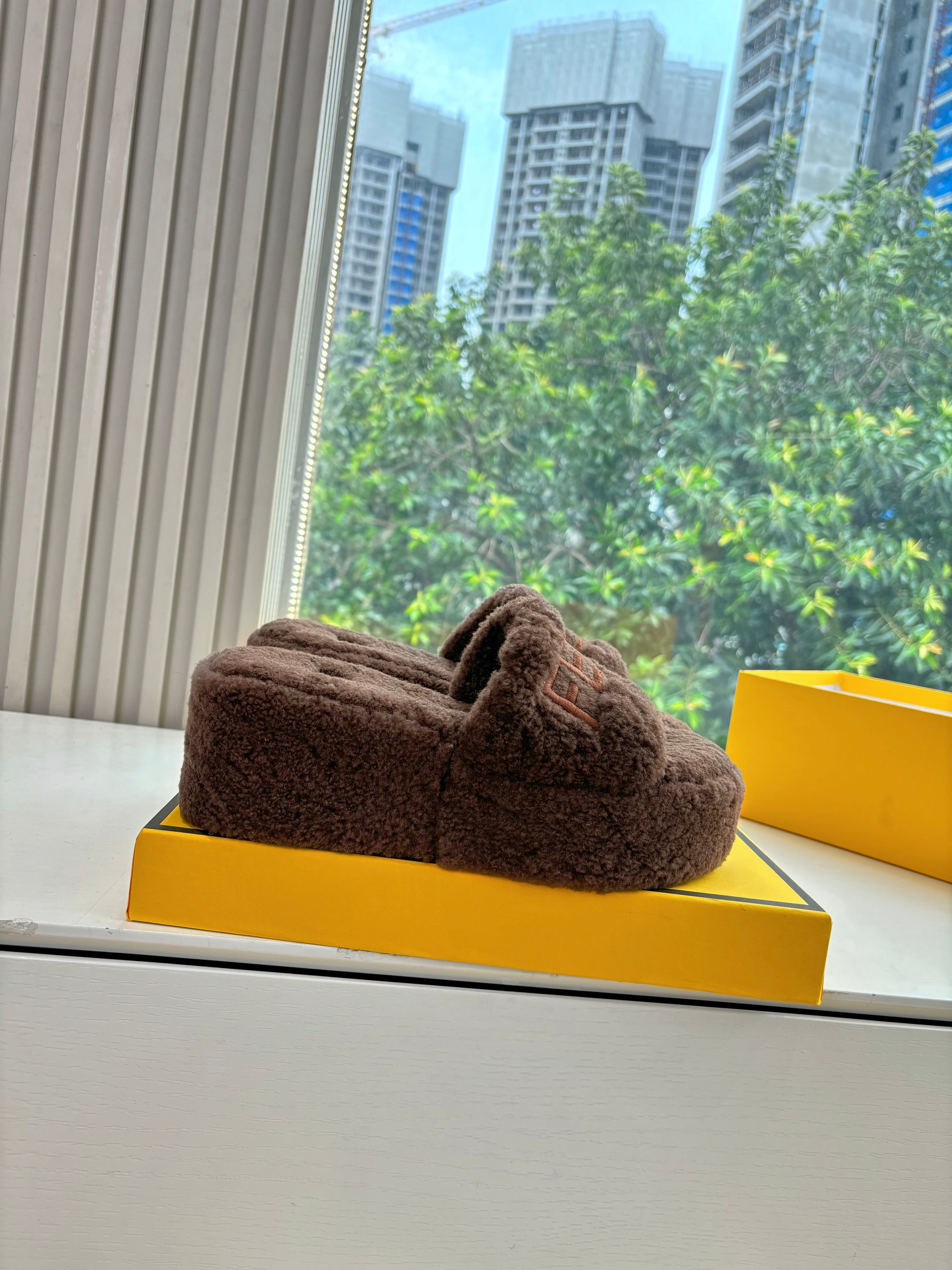 Fendi 25ss slippers dark brown wool 507102