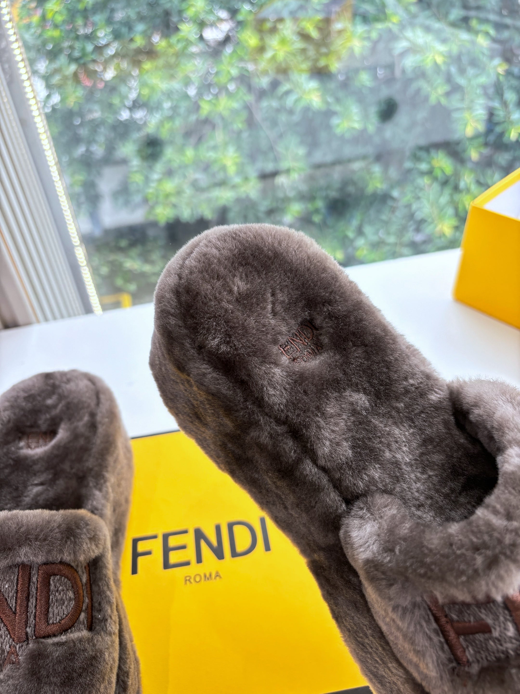 Fendi 25ss slippers taupe brown wool 507103