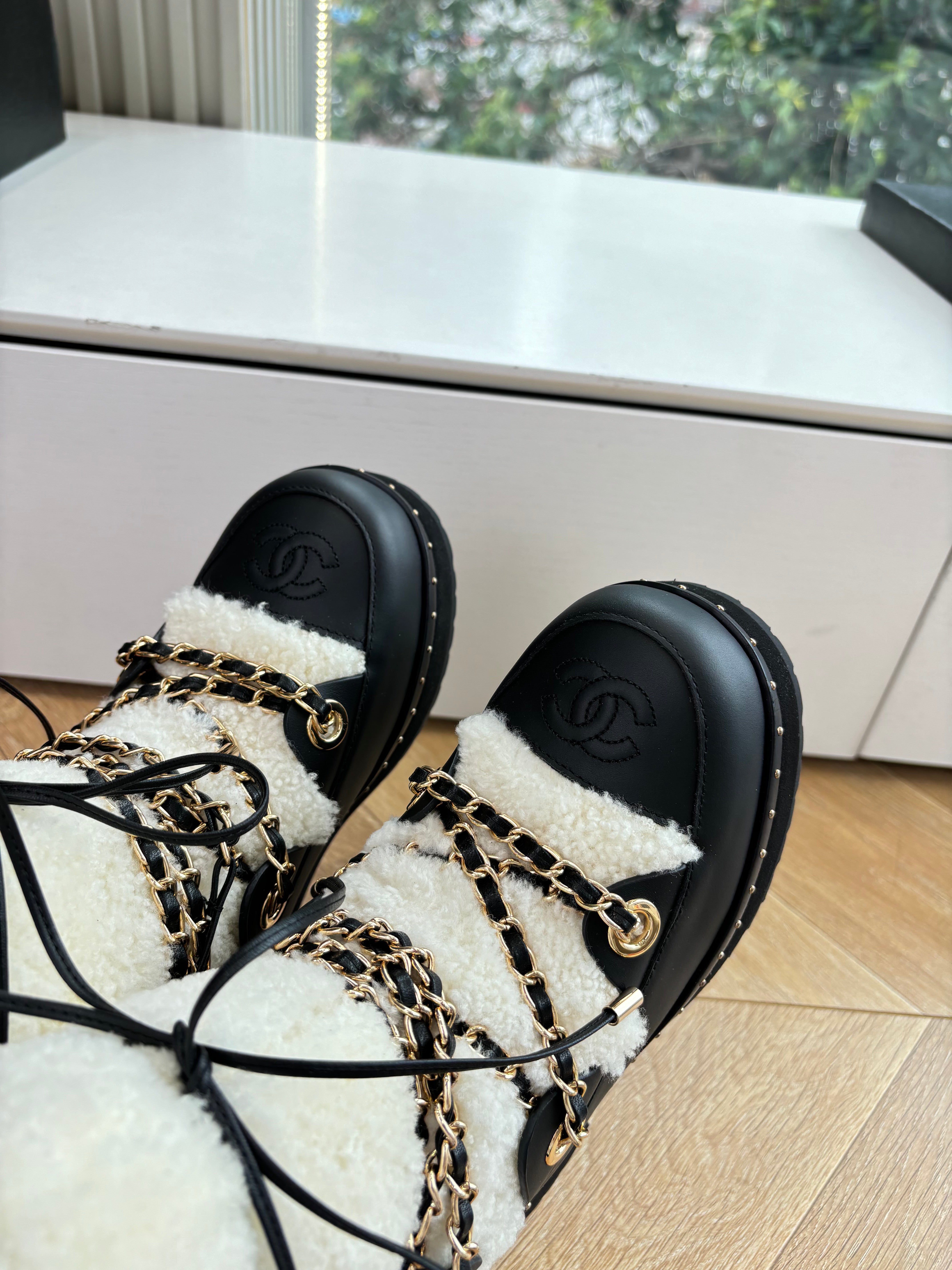 CC 2025 Short Boot White Black Cowhide Wool 548841