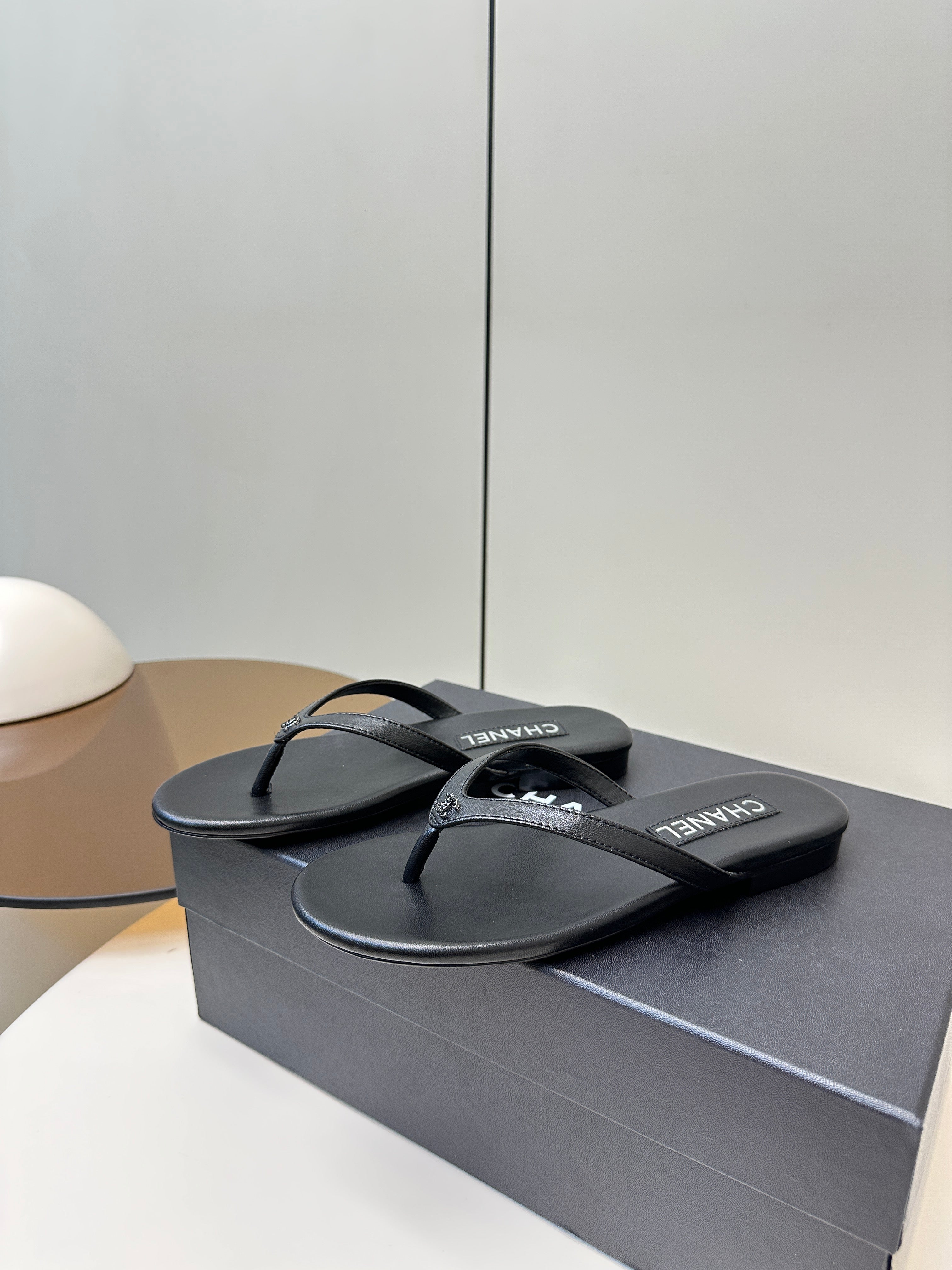 CC 25 Thong Sandal Black Diamond Logo