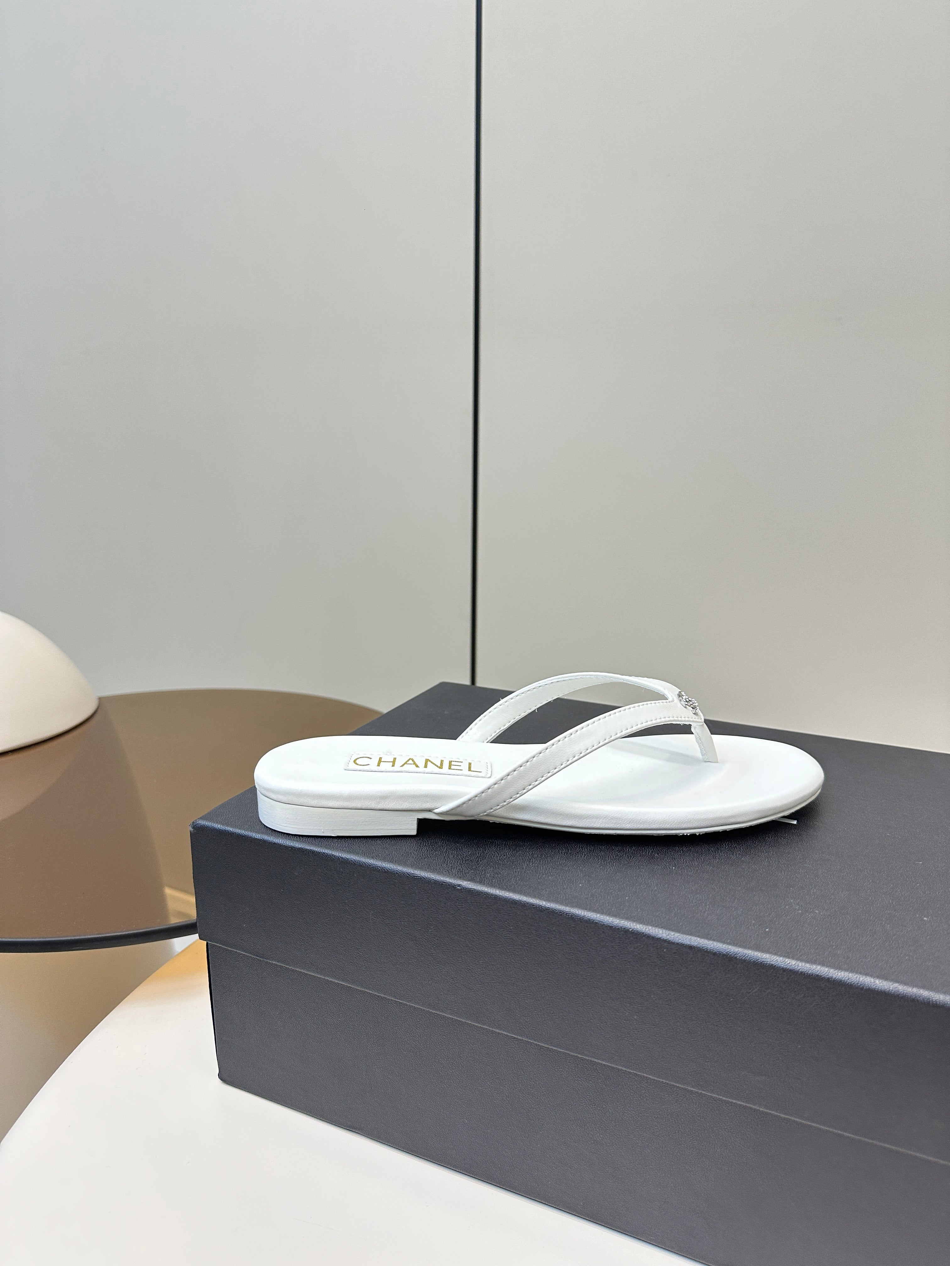 CC 25 Thong Sandal White Diamond Logo