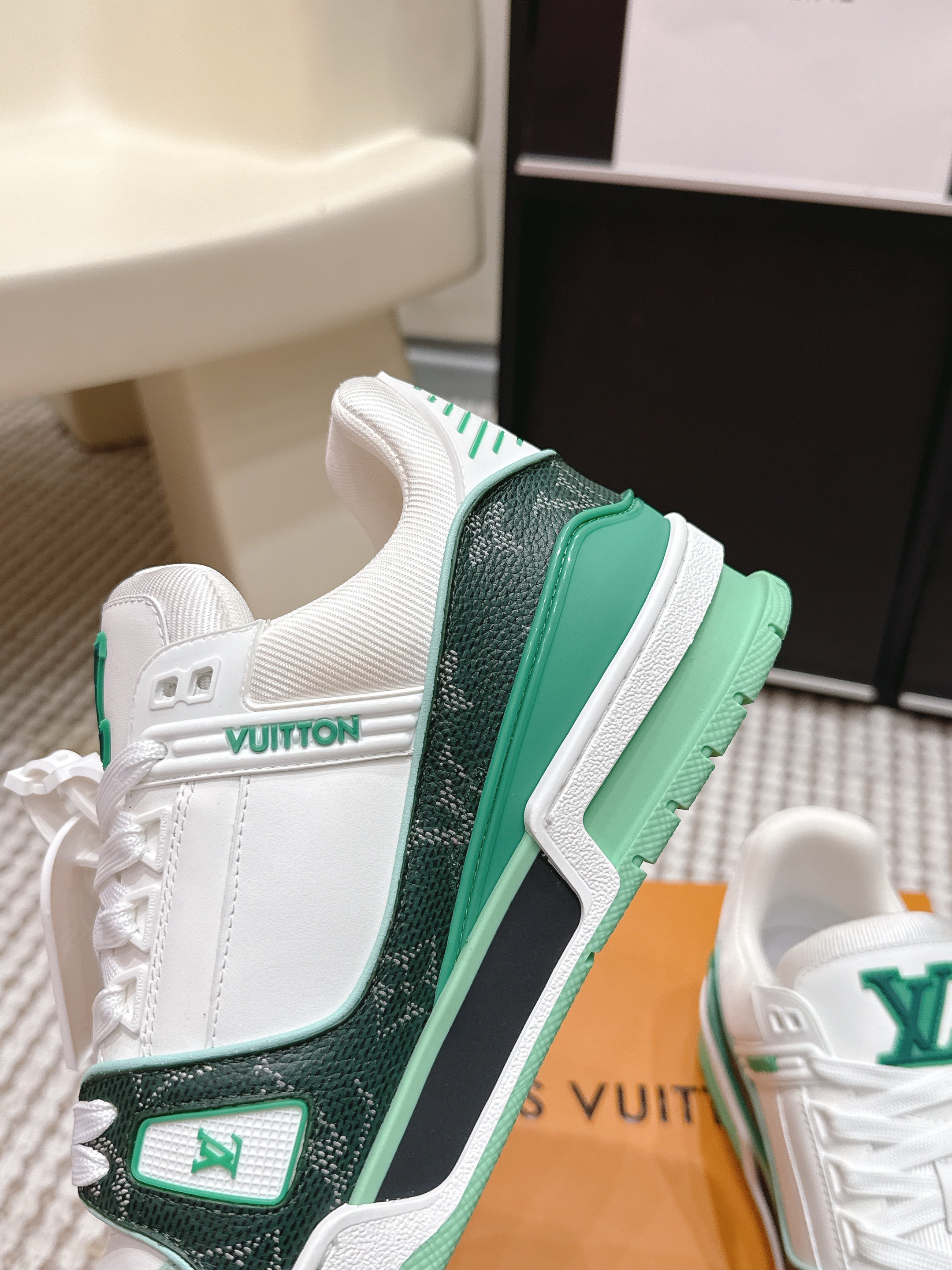 LV 26ss Trainer Sneakers White Dark Green Cowhide 632427