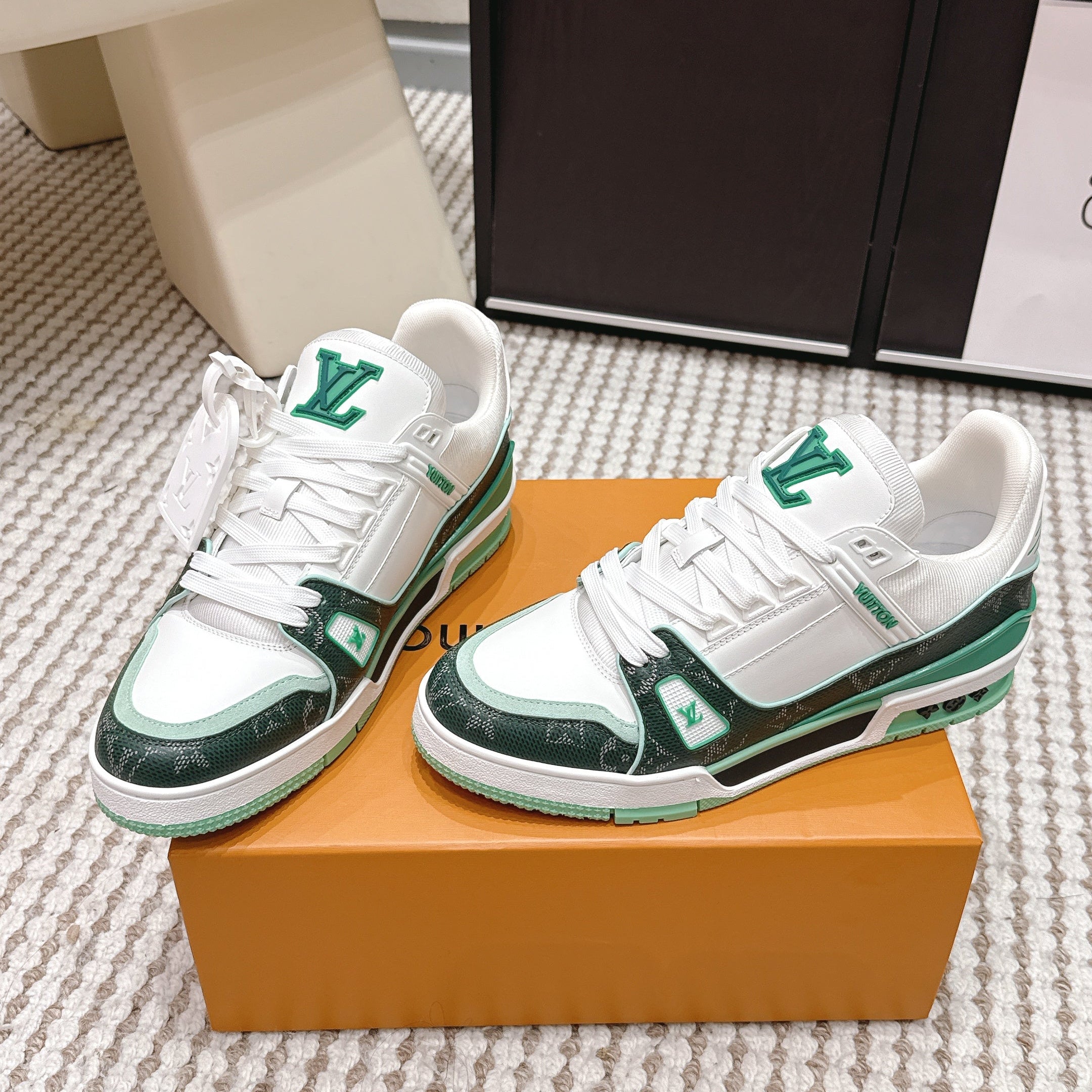 LV 26ss Trainer Sneakers White Dark Green Cowhide 632427