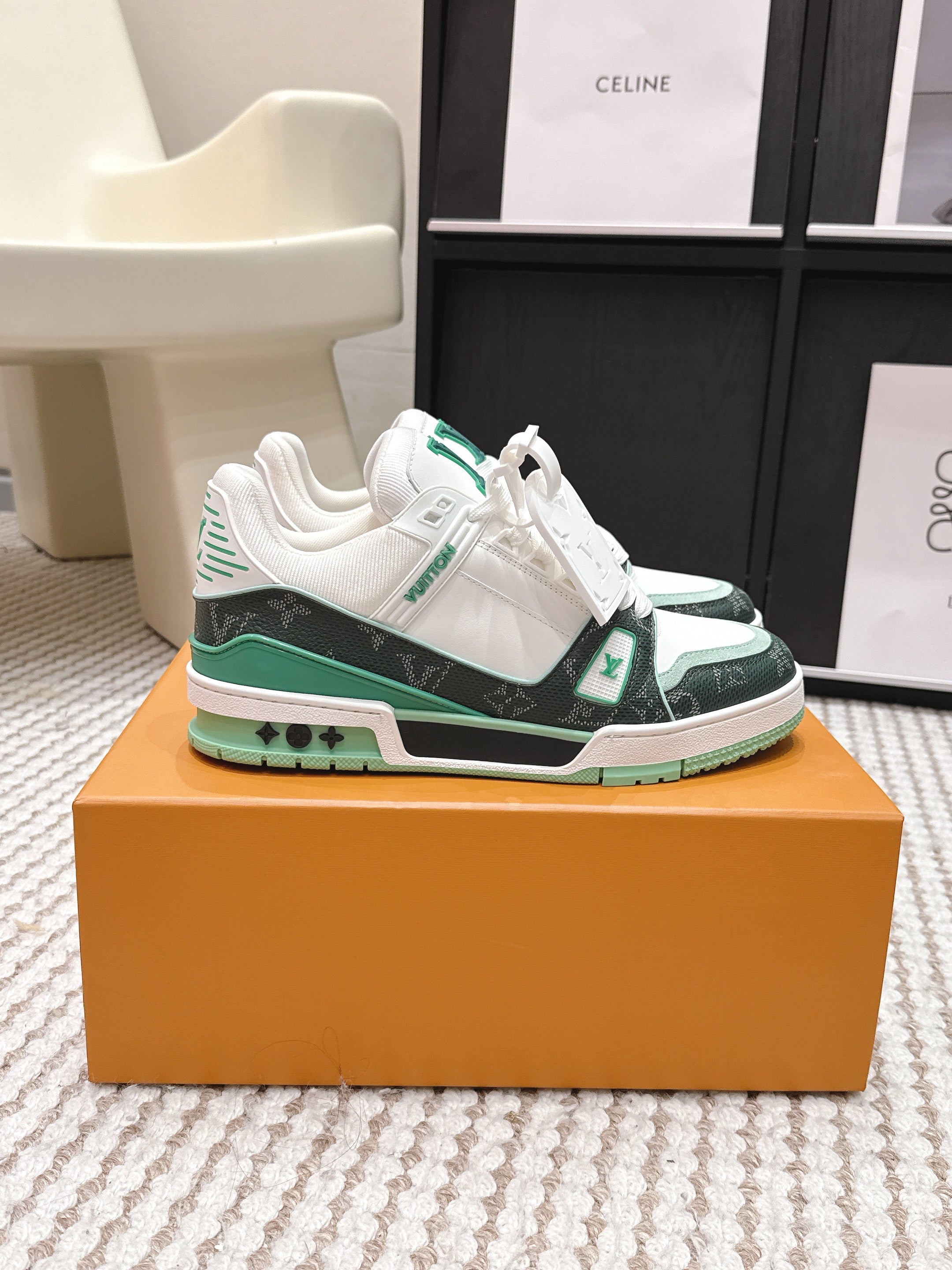 LV 26ss Trainer Sneakers White Dark Green Cowhide 632427
