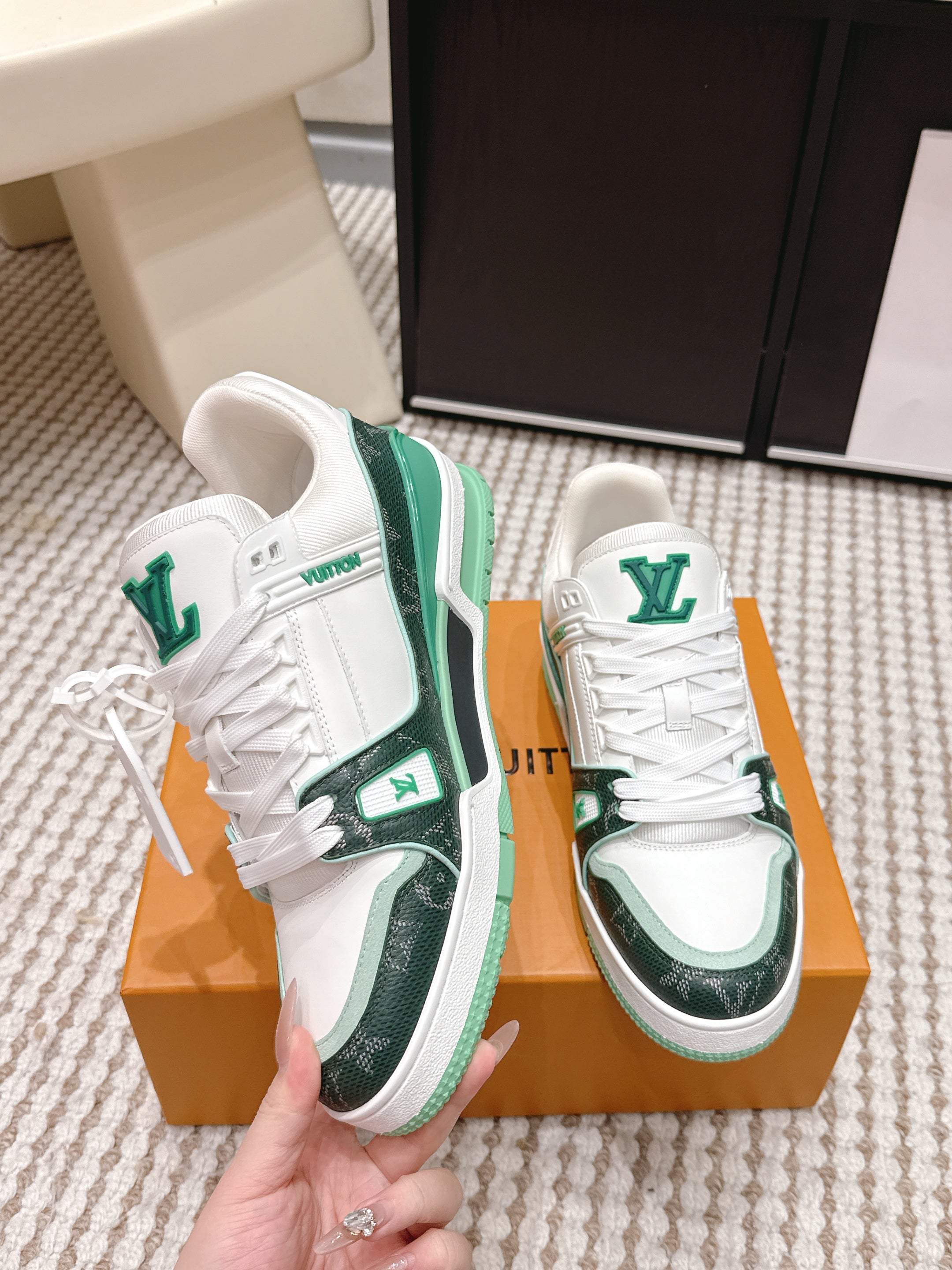 LV 26ss Trainer Sneakers White Dark Green Cowhide 632427