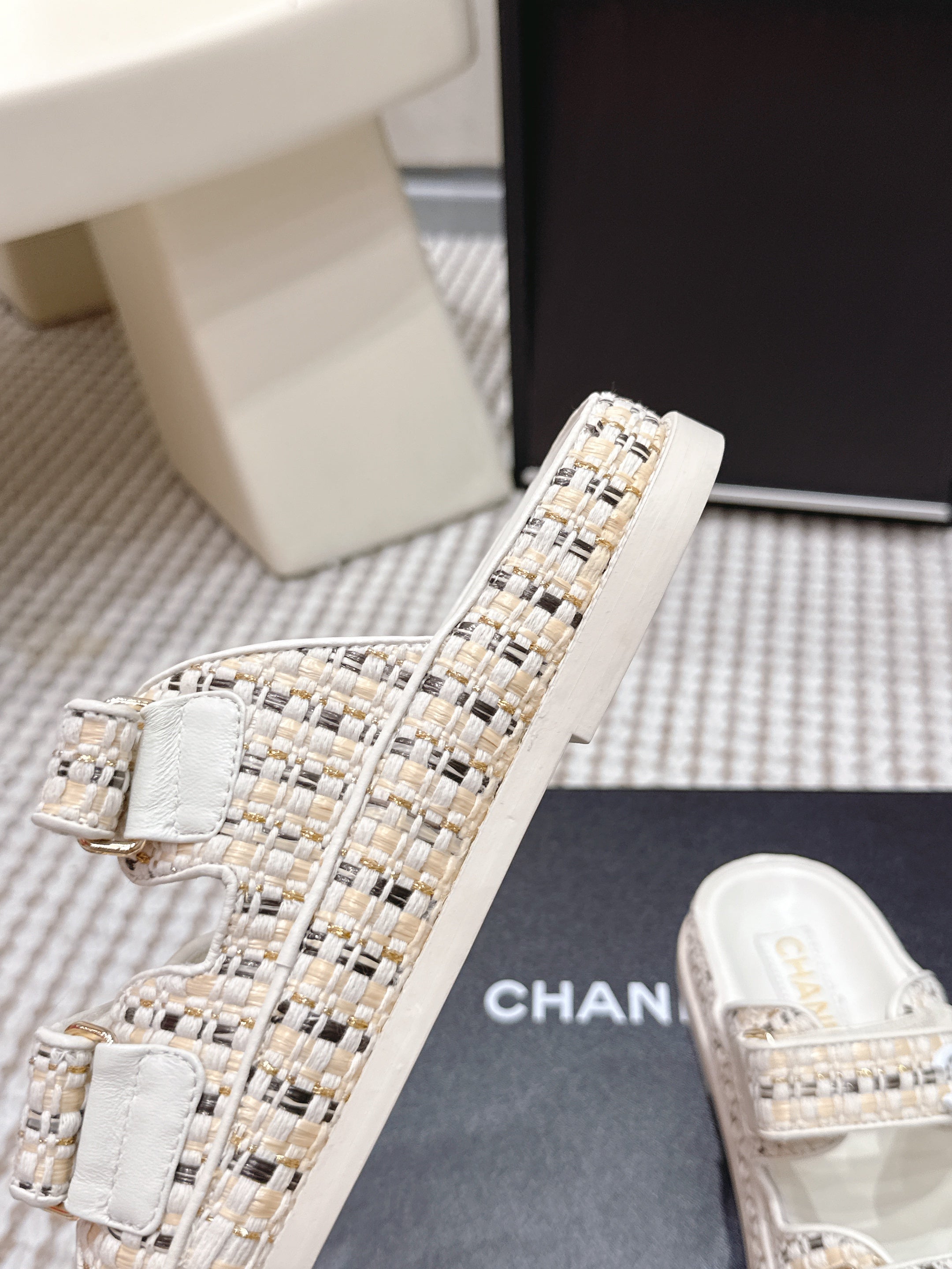 CC 26s Sandals Beige Leather Raffia 632397