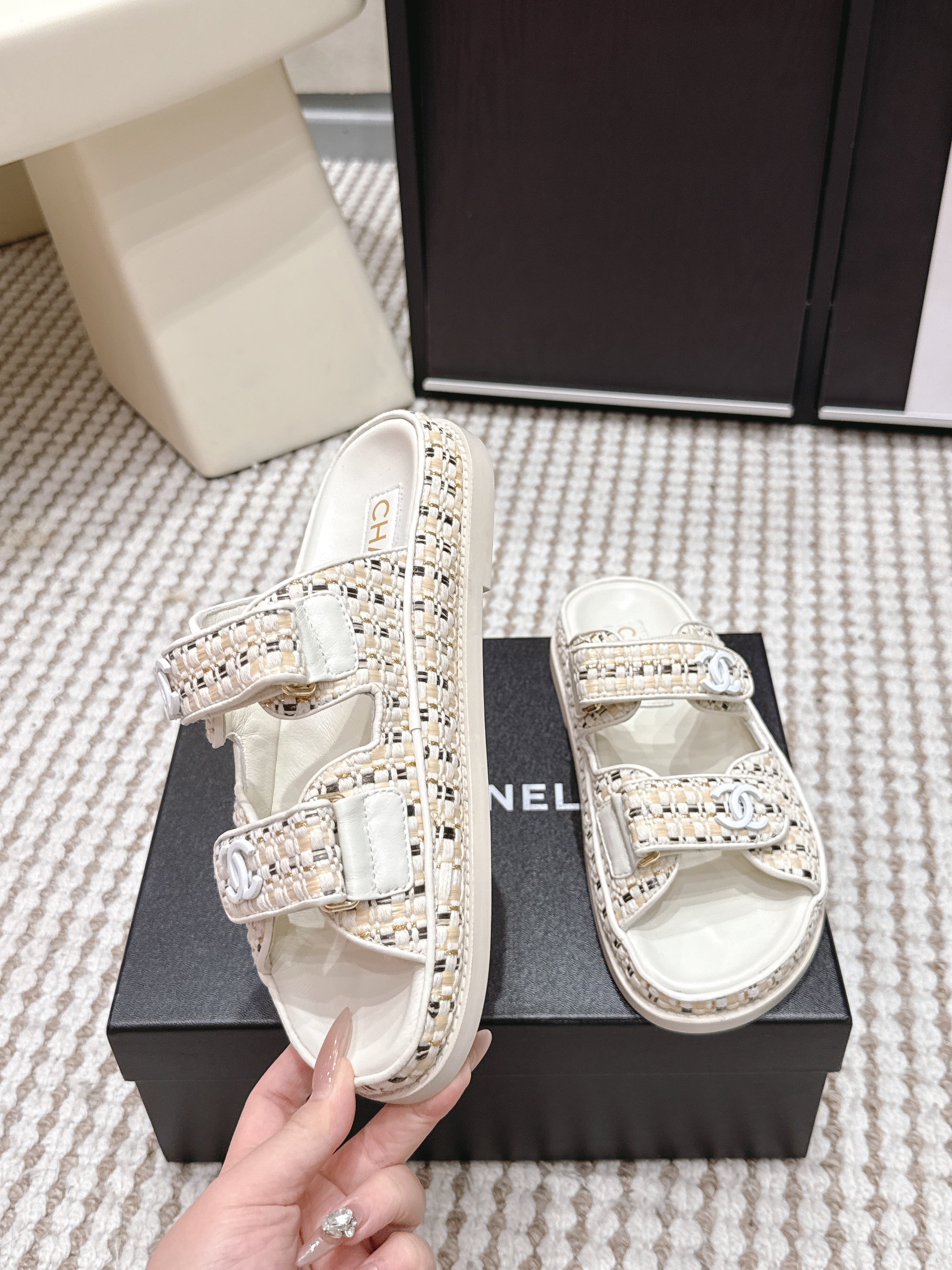 CC 26s Sandals Beige Leather Raffia 632397