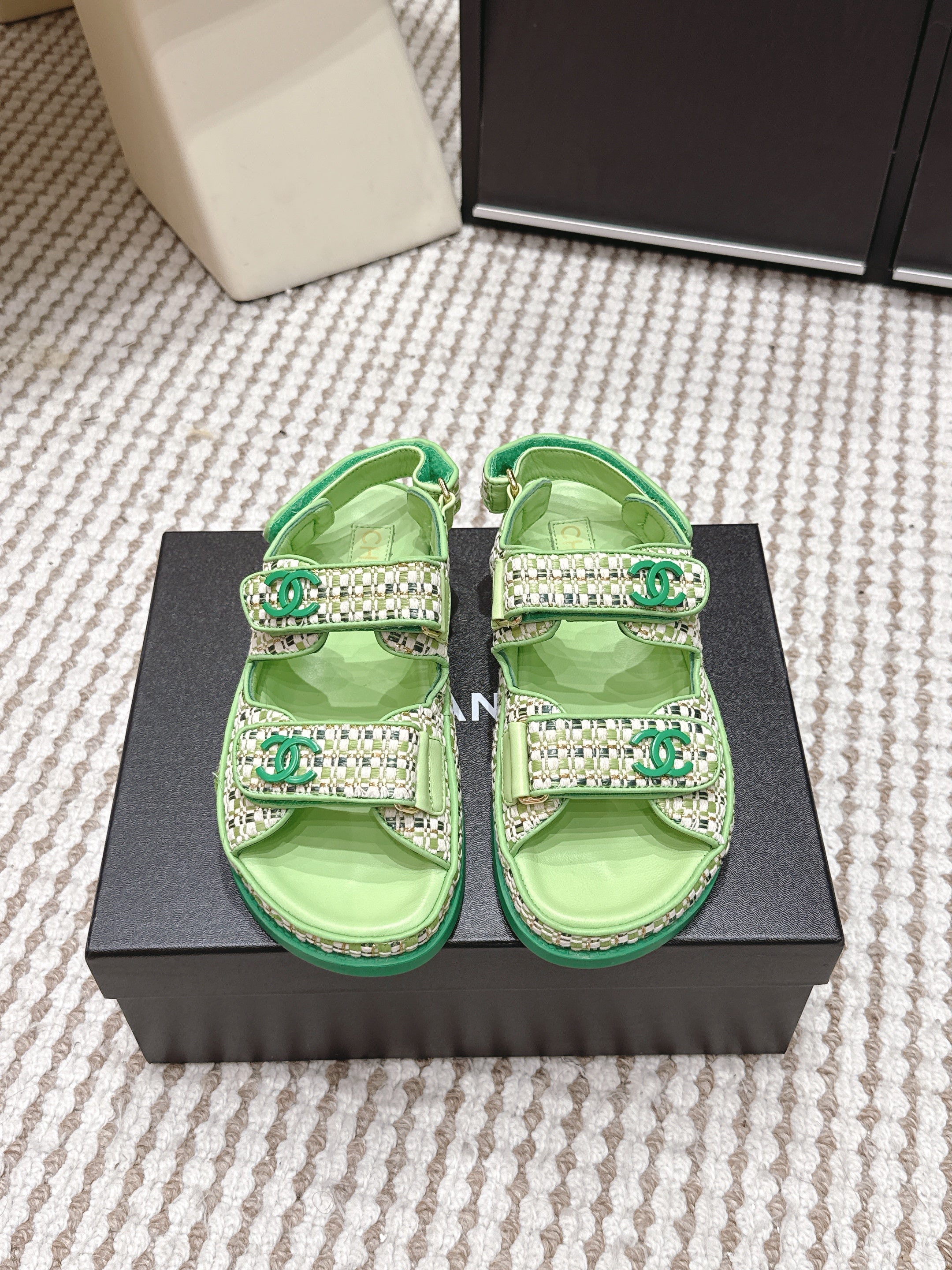 CC 26s Sandals Green White Beige Leather 632405