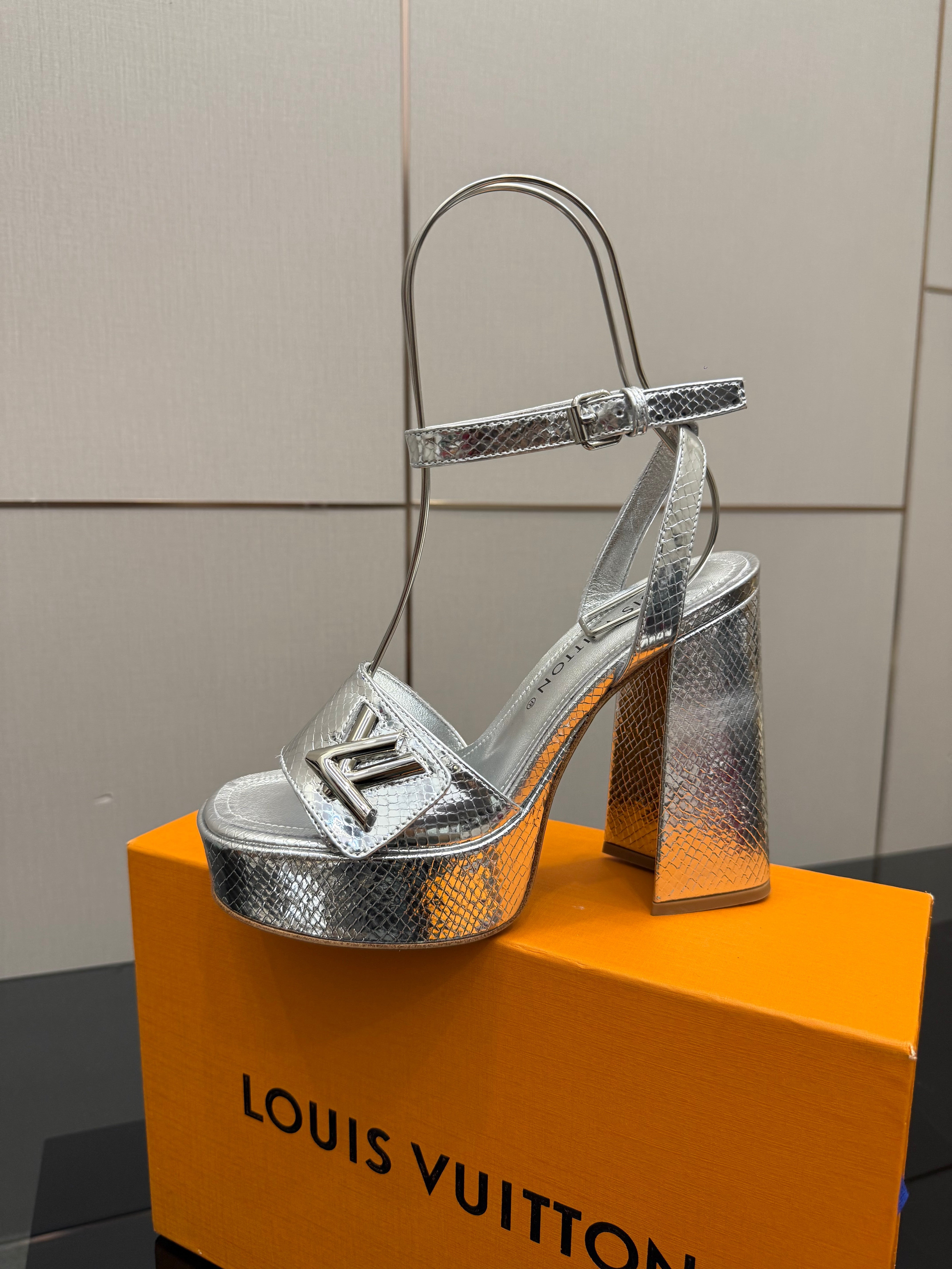 LV 26ss Platform Sandals 110 Metallic Silver Embossed Snakeskin Leather 629614