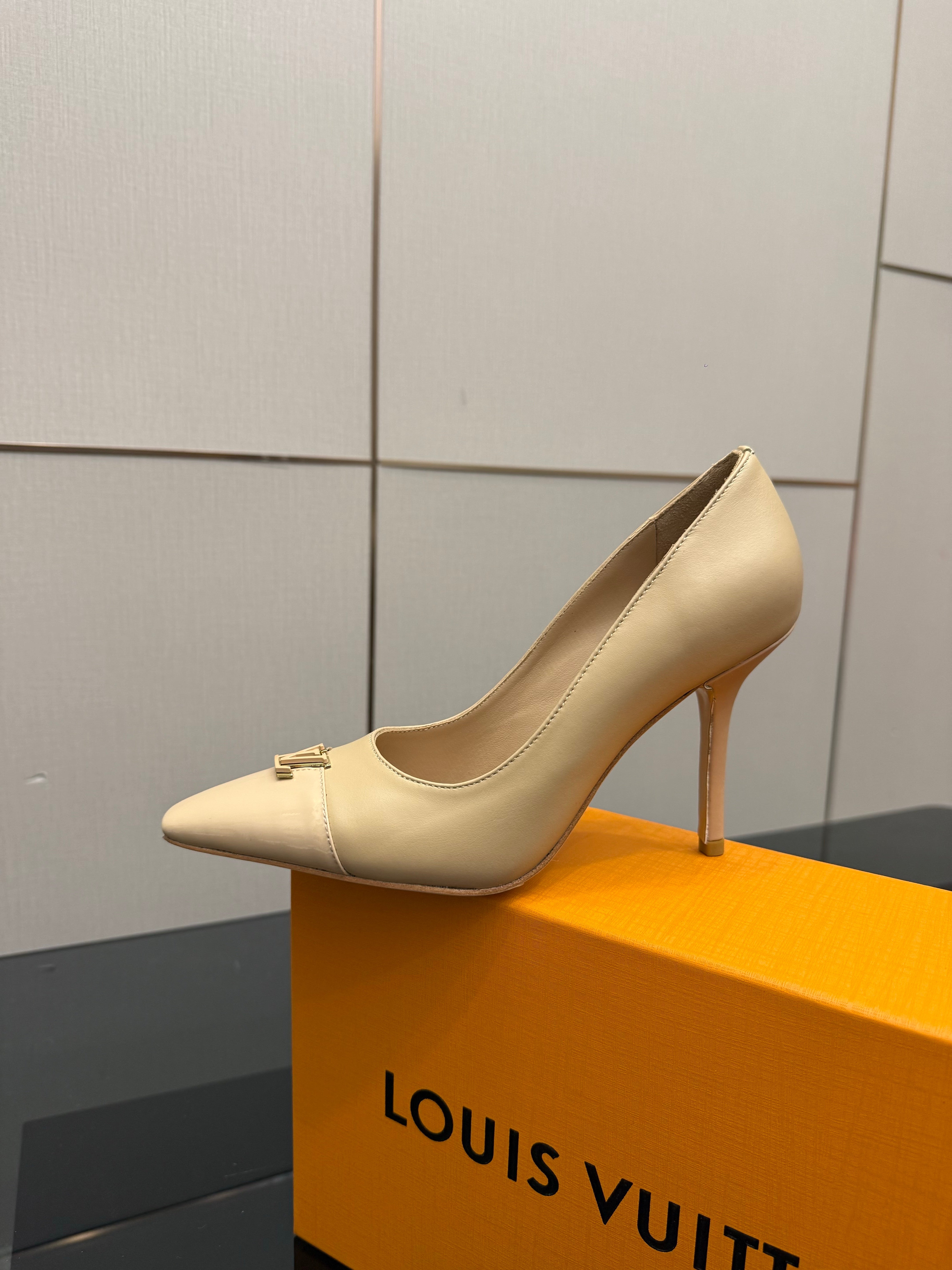 LV 26ss Heel Pump 90 Beige Patent Leather 629628