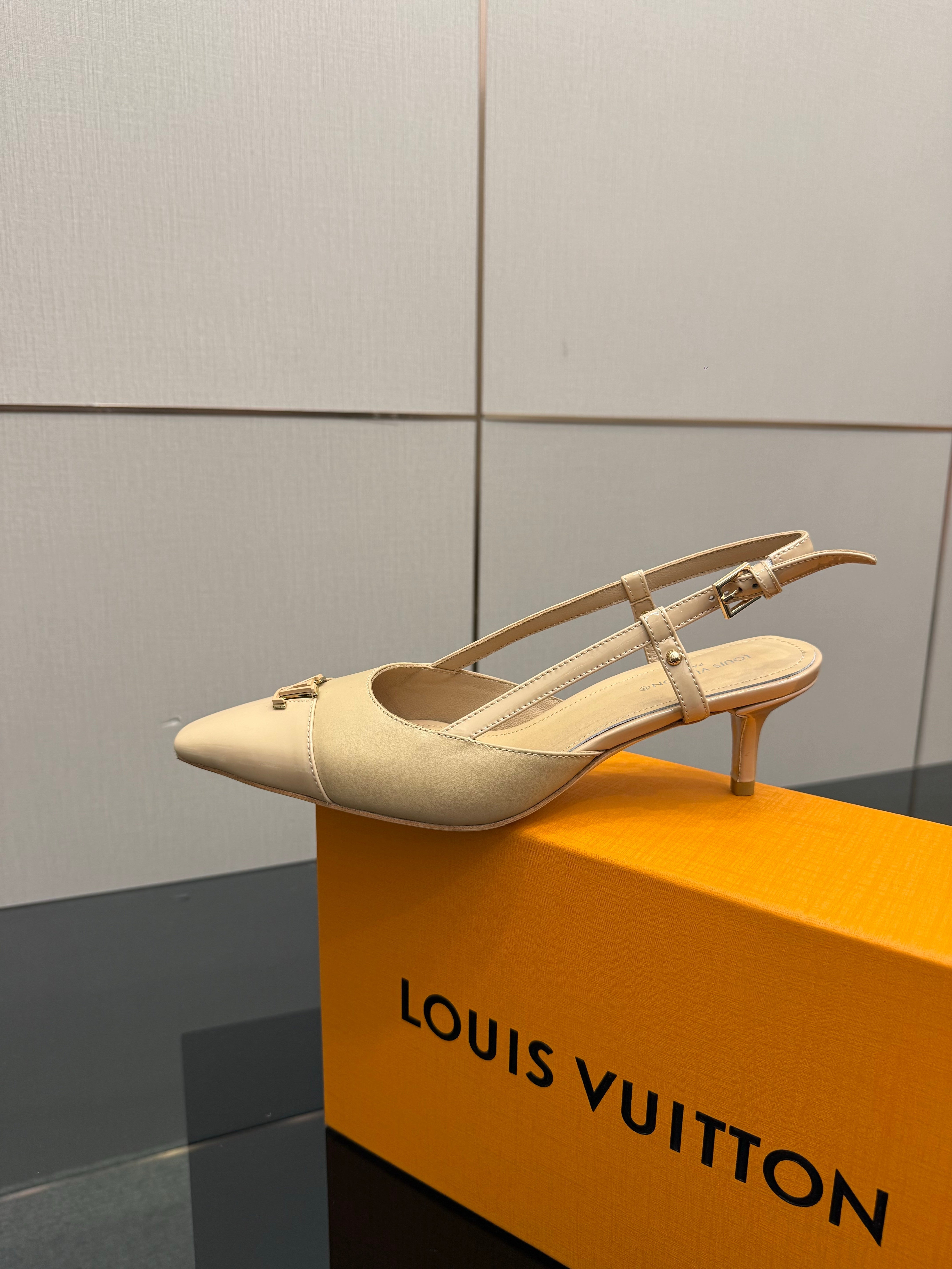 LV 26ss Slingback 55 Beige Patent Leather 629639