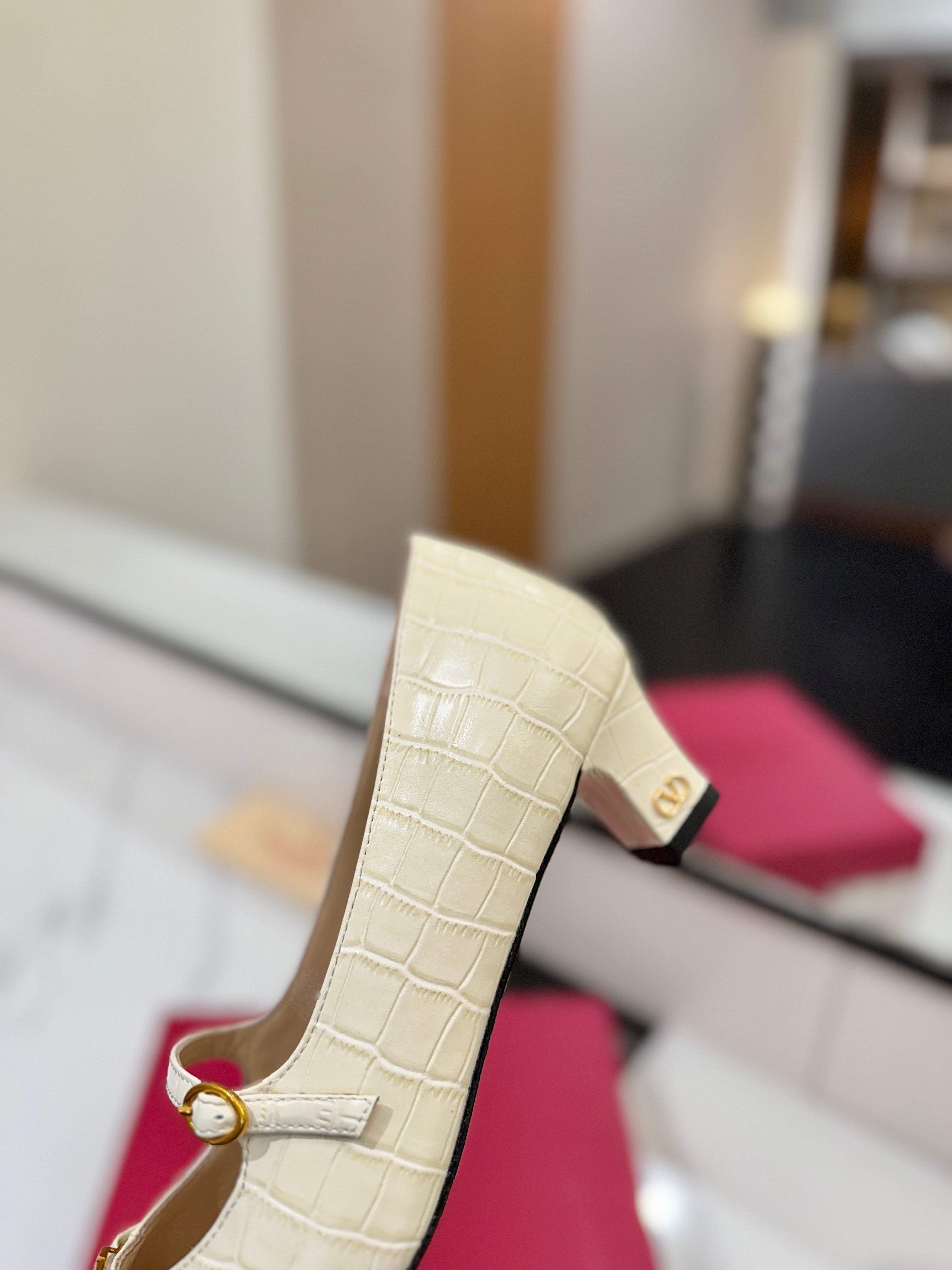 VT 25 Vlogo Signature White Pumps Cowhide