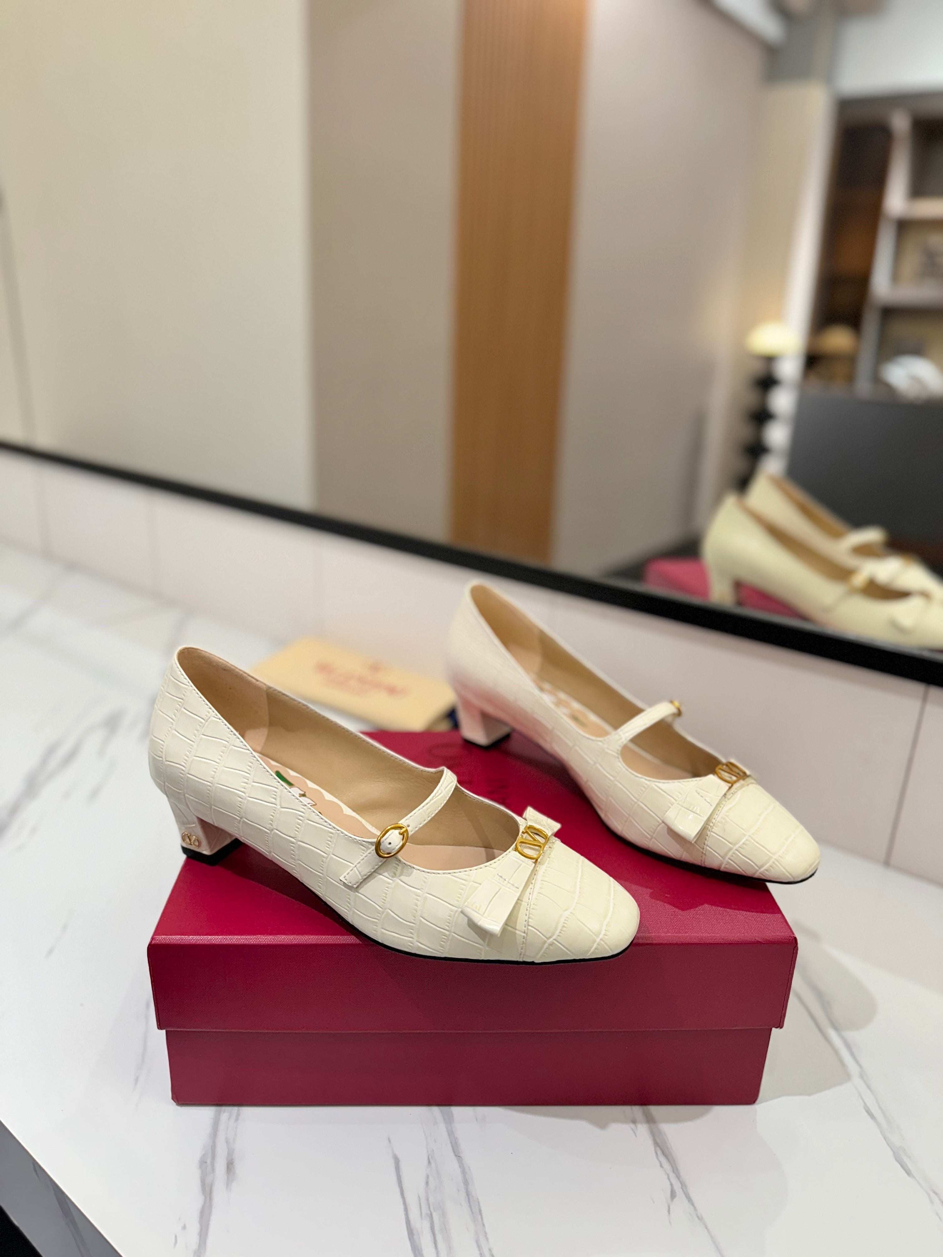 VT 25 Vlogo Signature White Pumps Cowhide