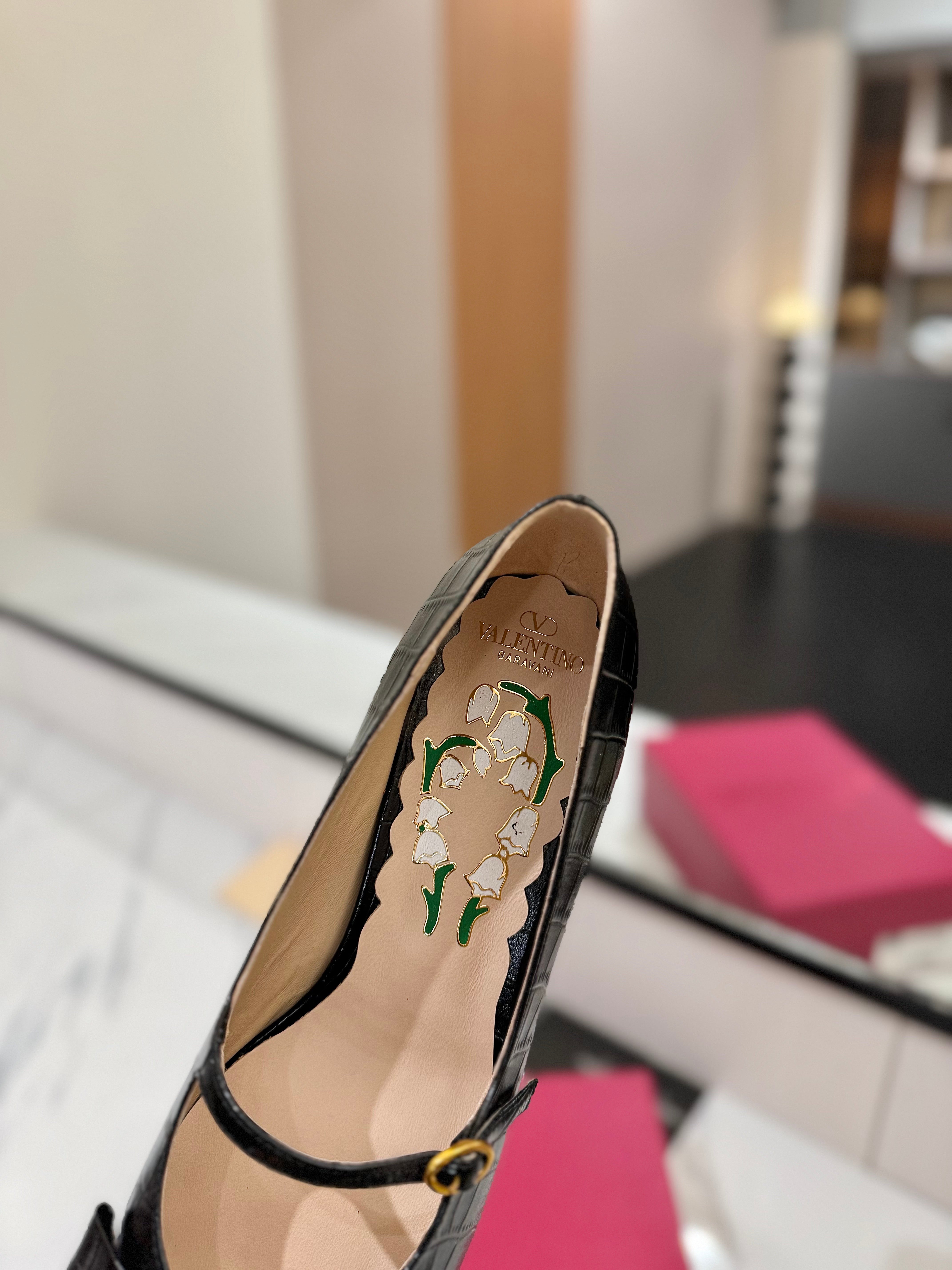 VT 25 Vlogo Signature Black Pumps Cowhide 341054