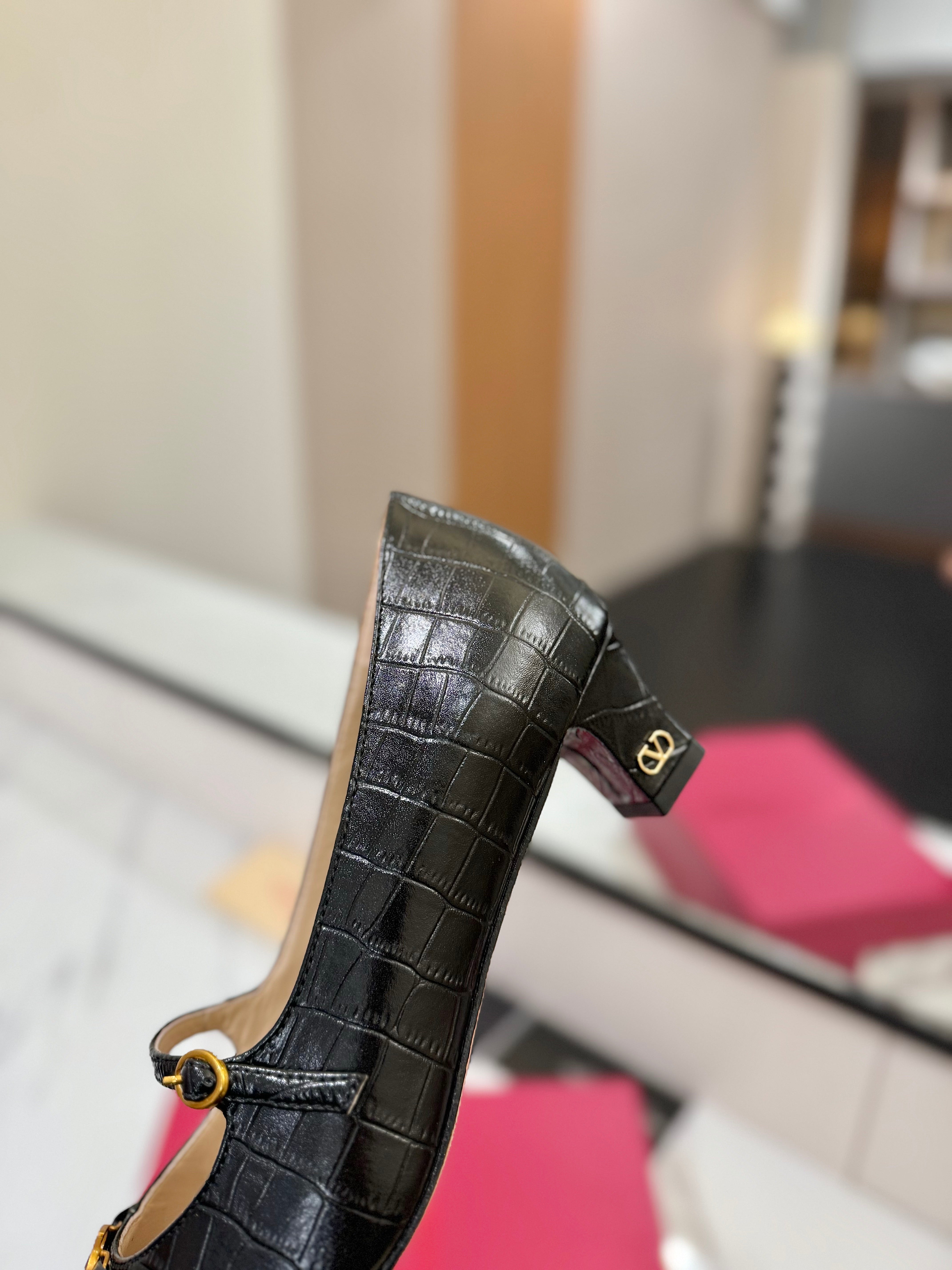 VT 25 Vlogo Signature Black Pumps Cowhide 341054