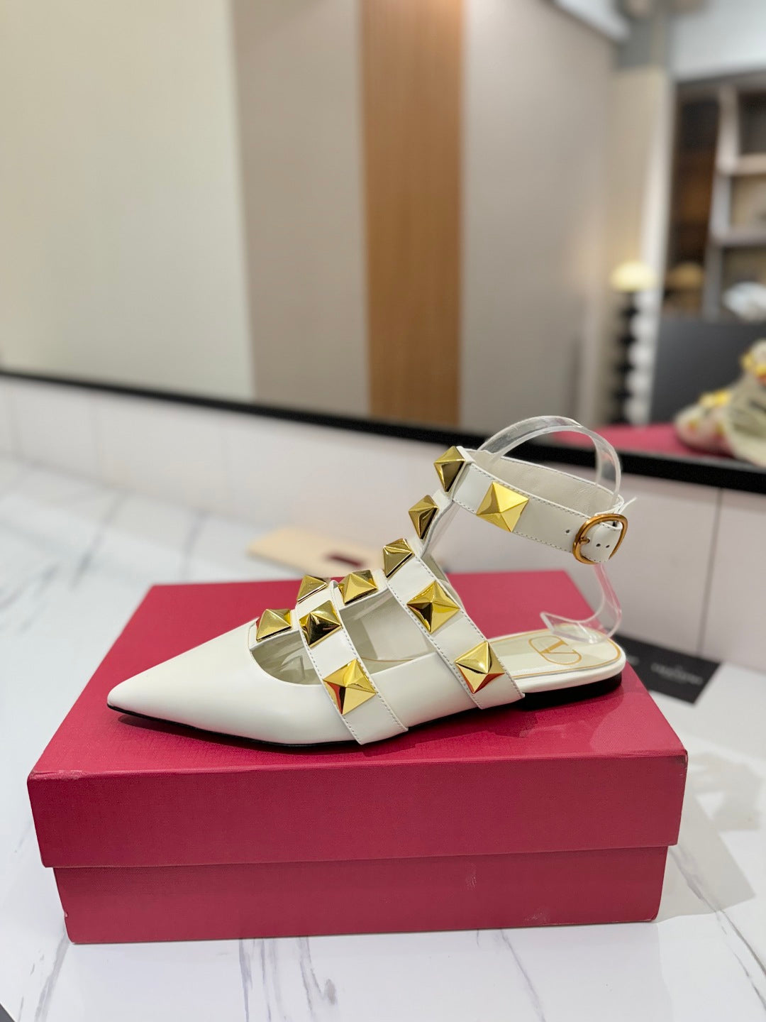 VT Rockstud Sandals Flat White Gold Cowhide