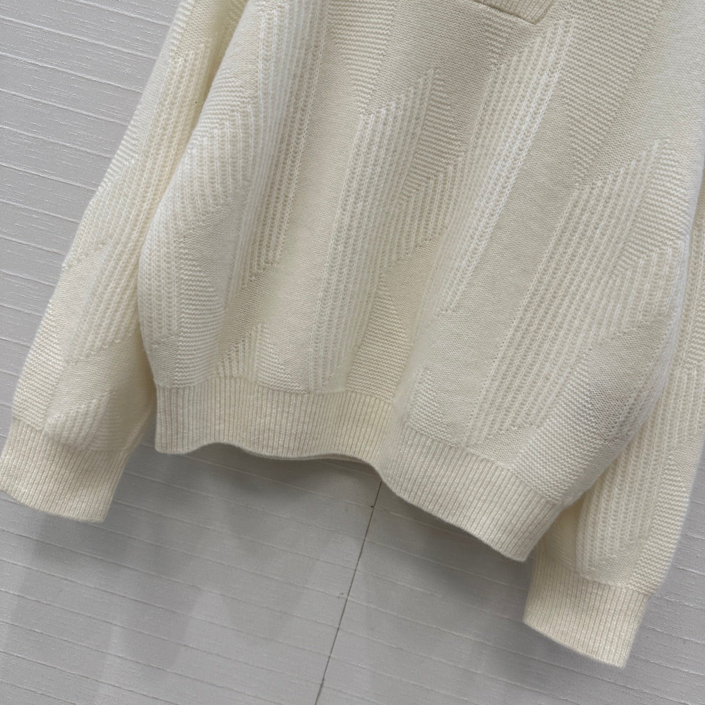 HM 25 White Cashmere Jacquard Sweater 02654