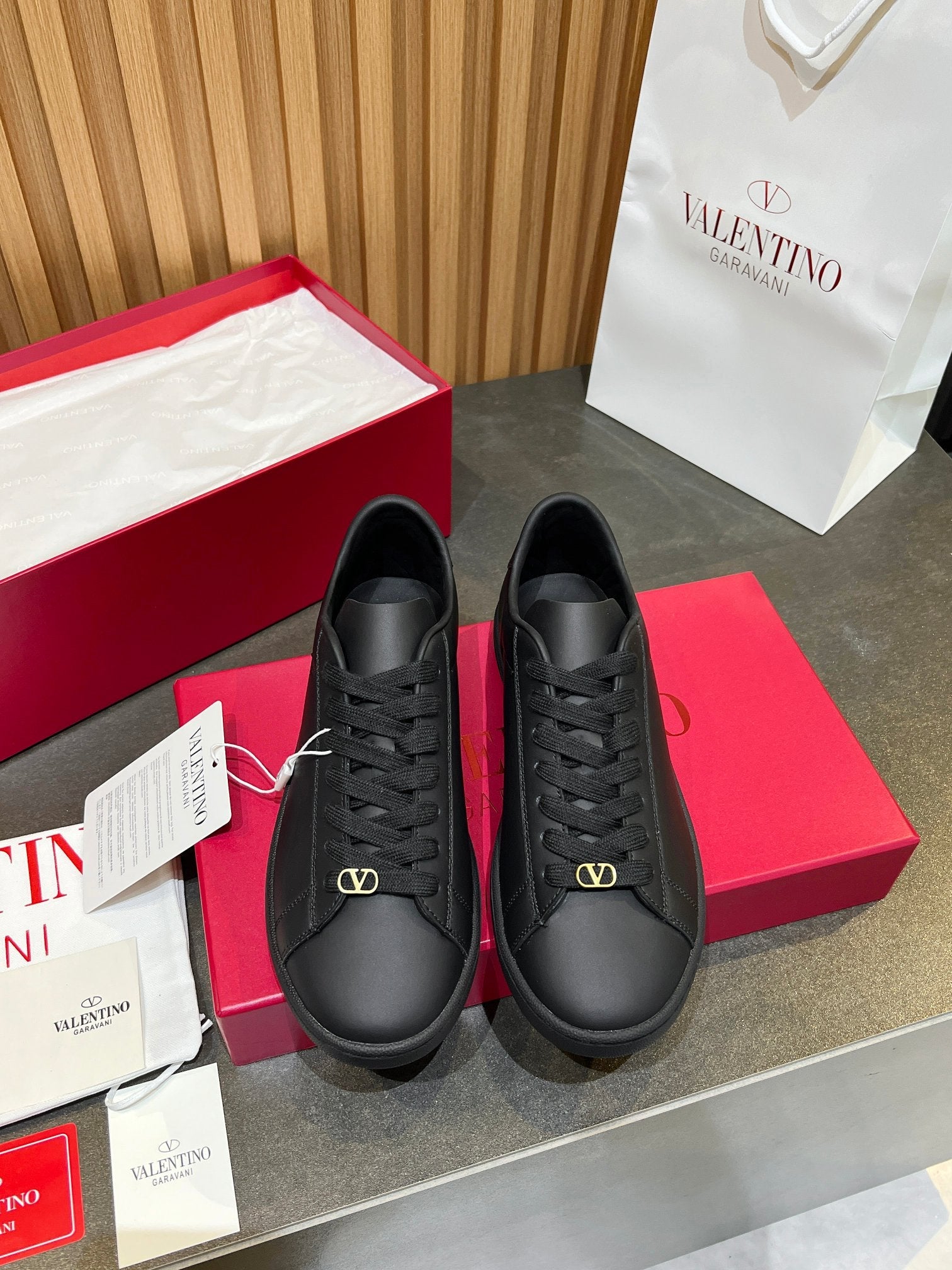VT 25S  Casual Sneakers Black Cowhide 563092