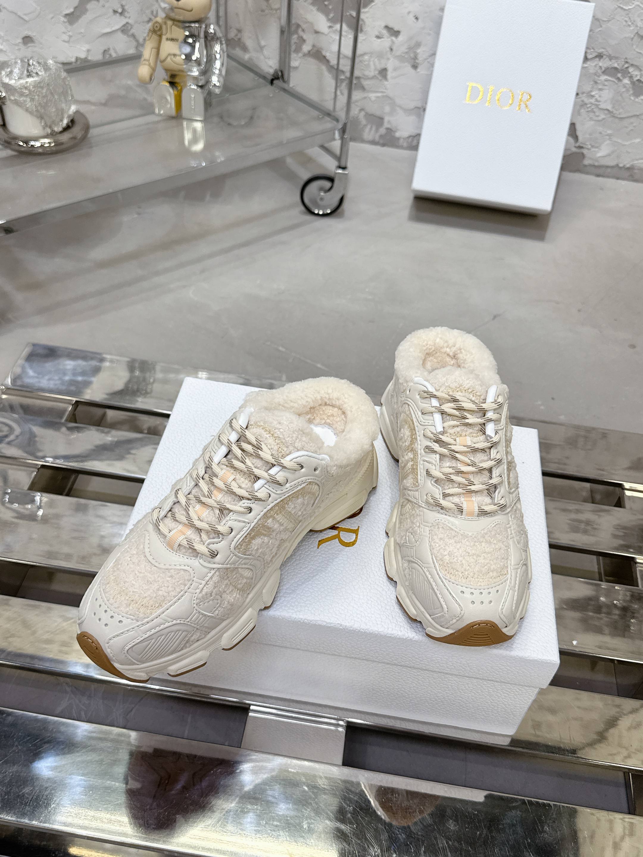 Dior 25 Chrono Sneakers Light Beige Fur Calfskin 530323