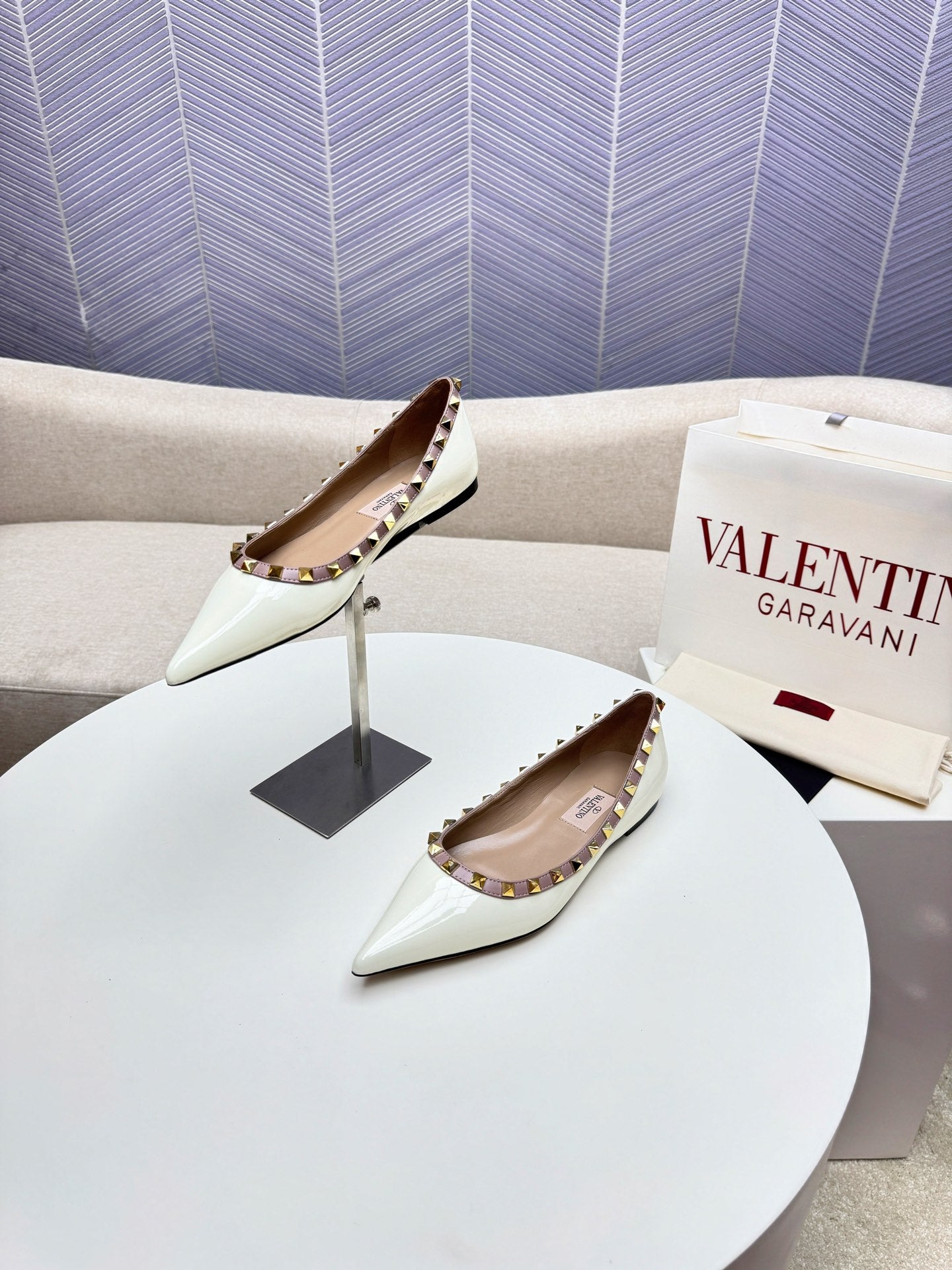 ROCKSTUD FLAT PUMP IN WHITE CALFSKIN