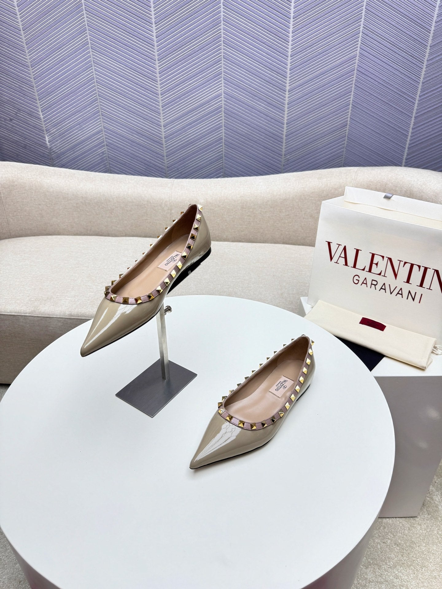 ROCKSTUD FLAT PUMP IN SAND BROWN CALFSKIN