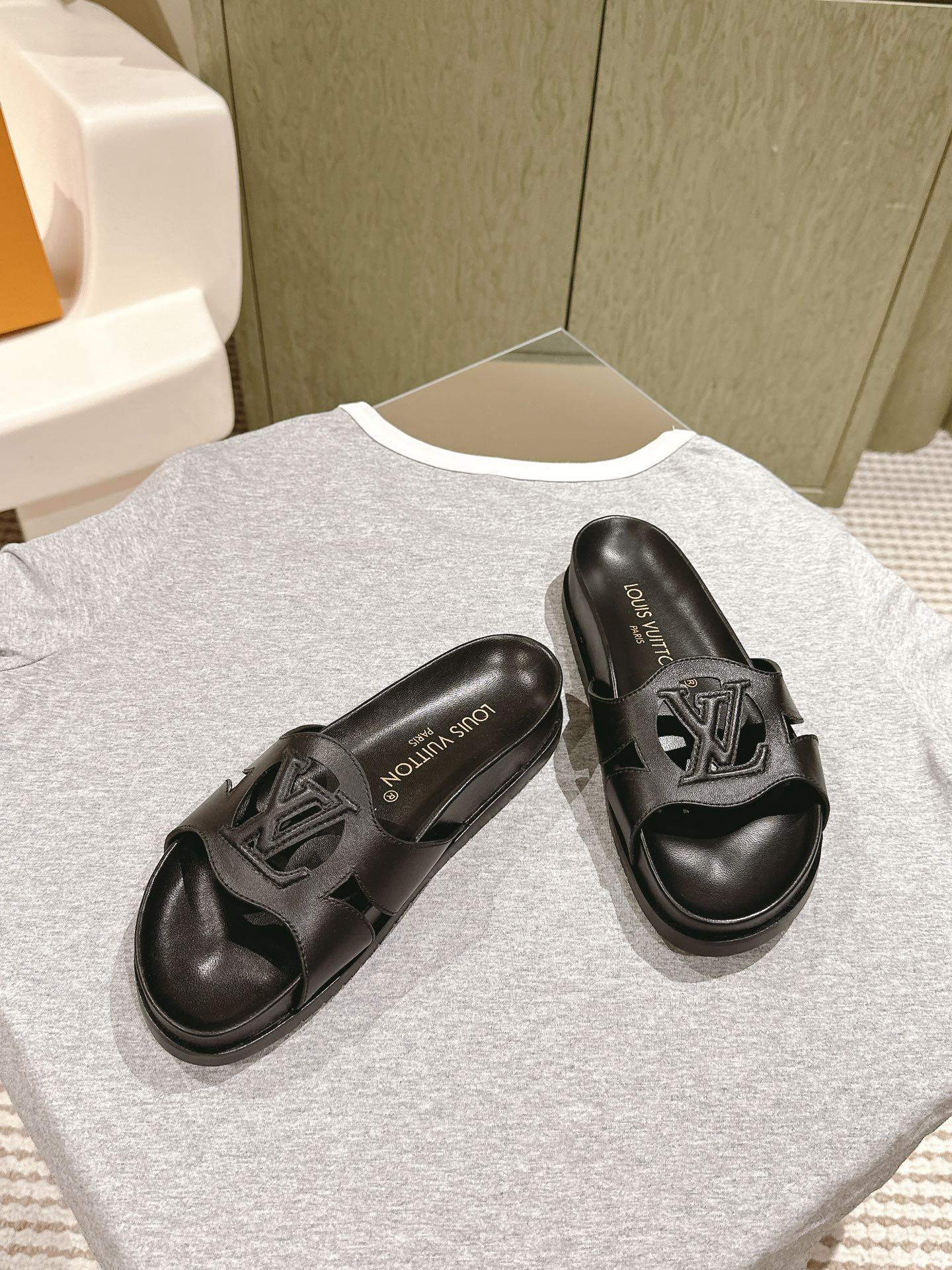 lv sandal isola flat mule black calfskin
