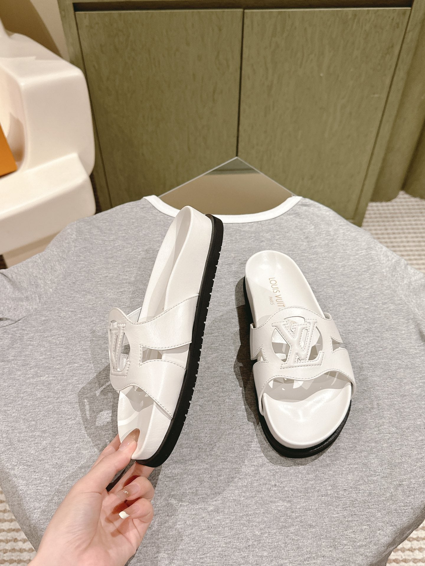 lv sandal isola flat mule white calfskin
