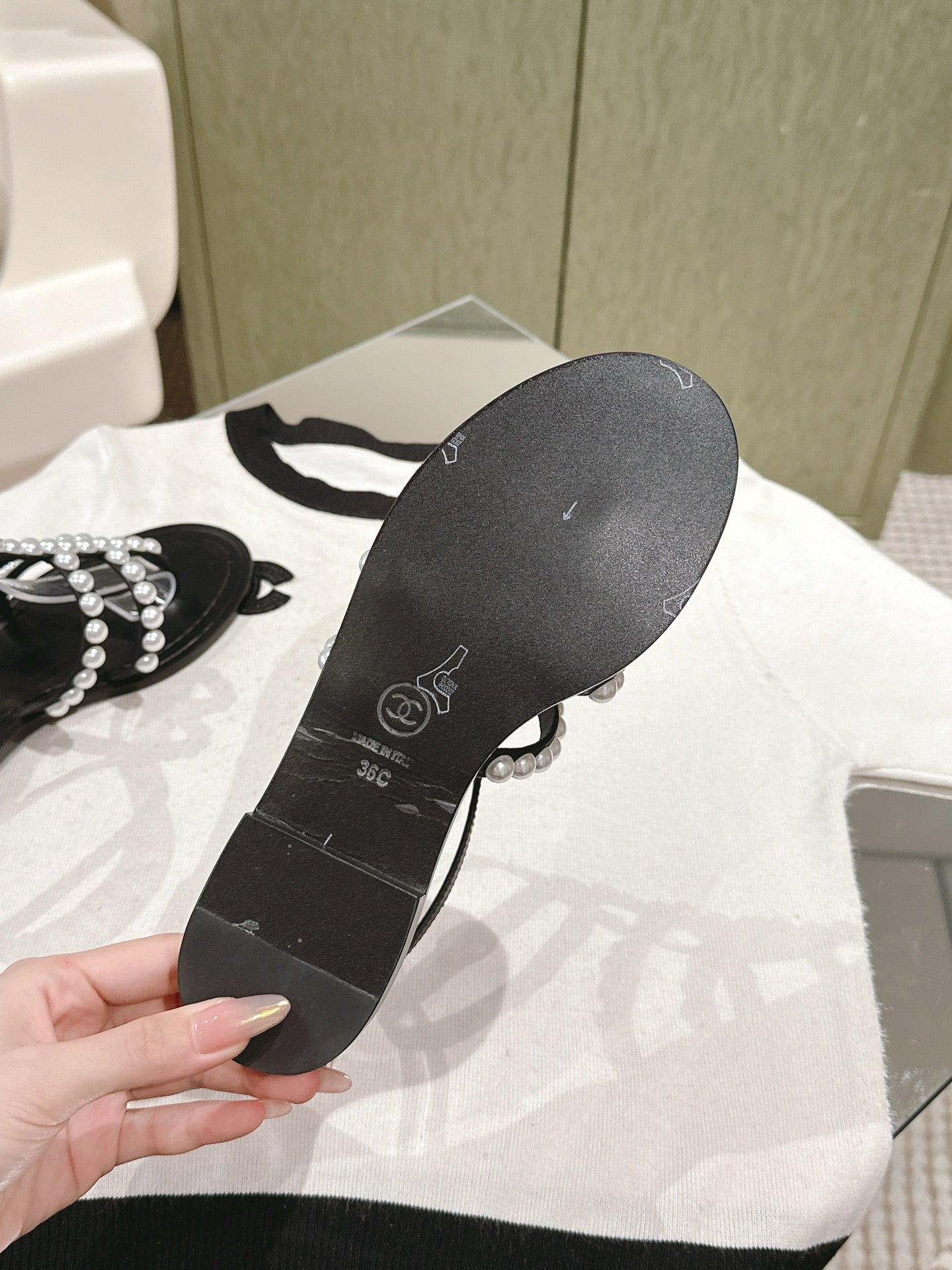 CC SANDALS PEARL ROMAN IN BLACK LAMBSKIN