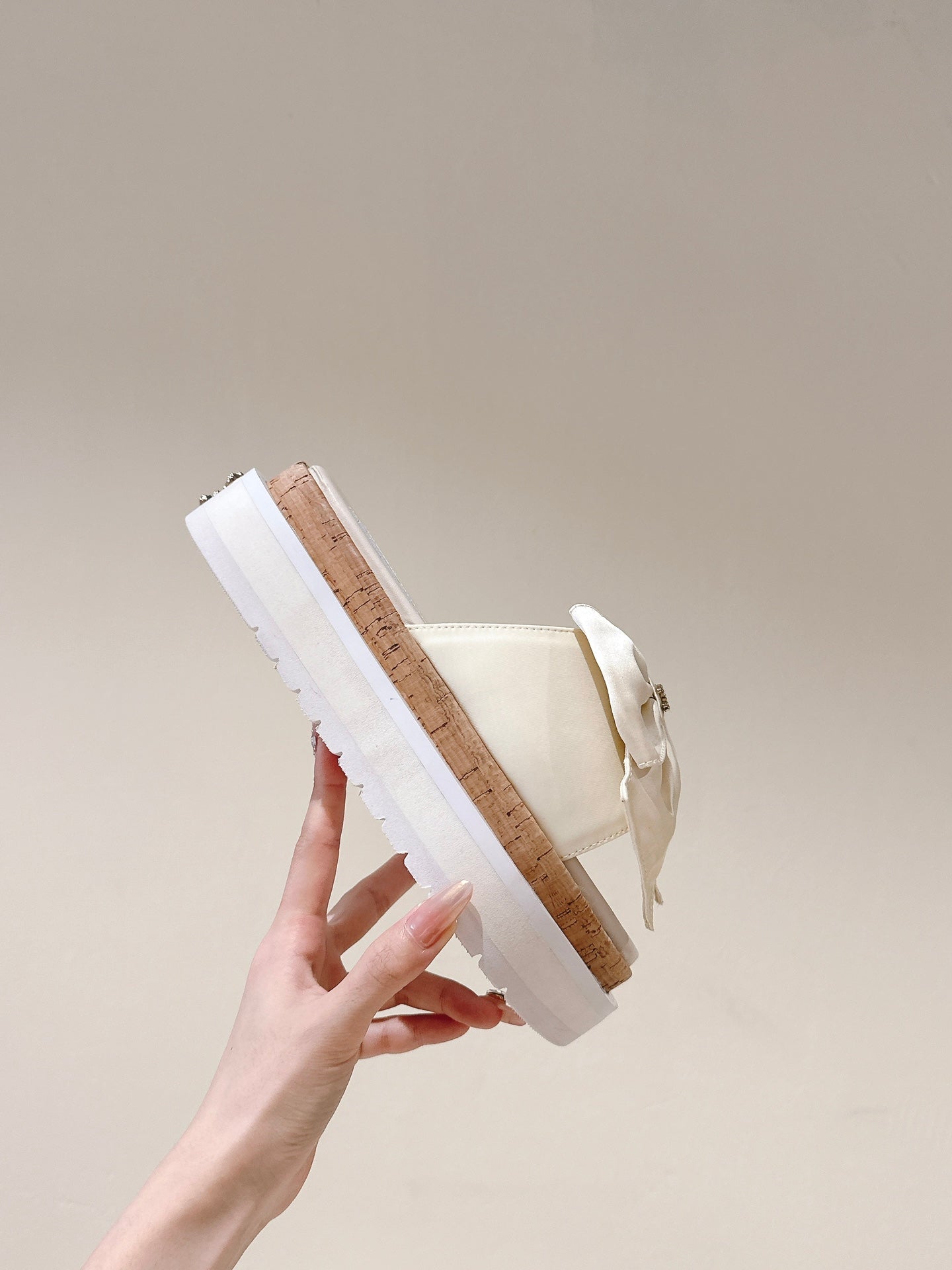 CC SLIPPERS WITH SILK BOW IN WHITE COWHIDE