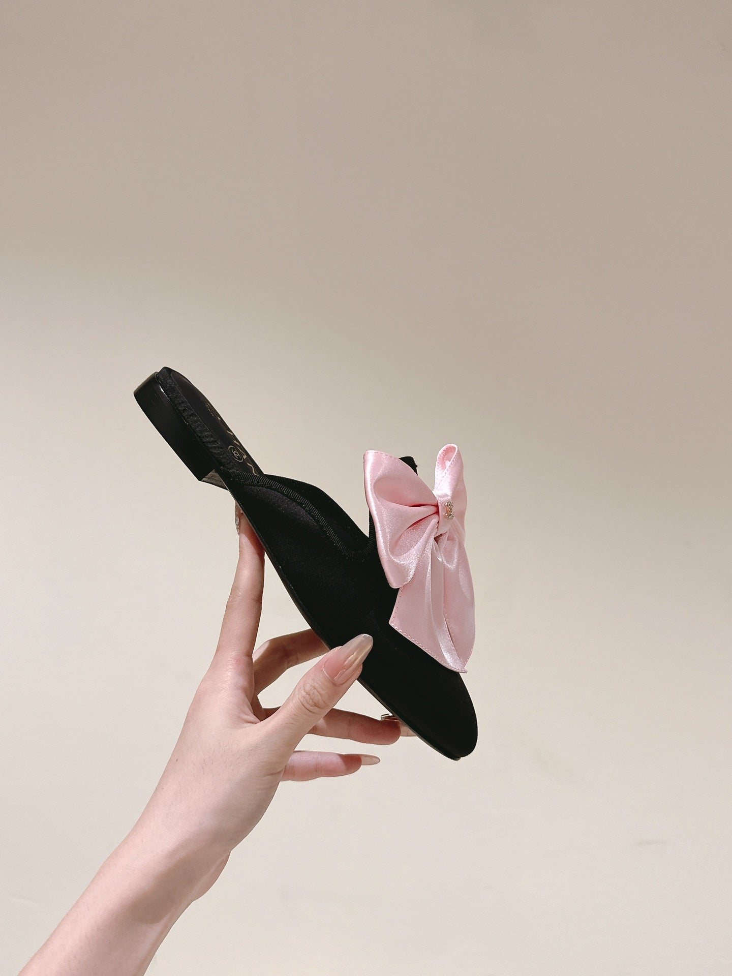 CC MULE WITH SILK LIGHT PINK BOW AND BLACK LAMBSKIN