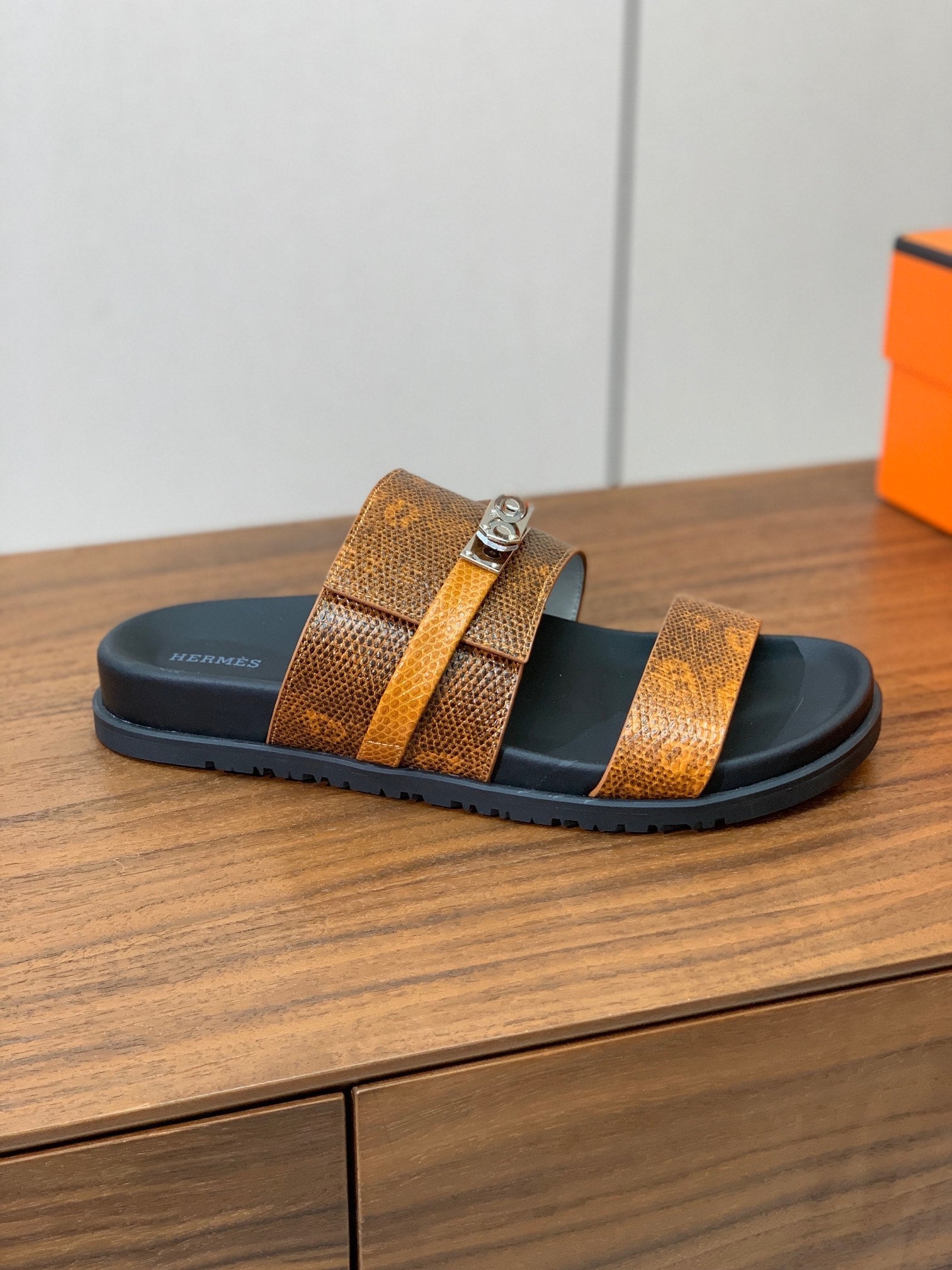 HM Jackson Sandal Brown  Cowhide 294065