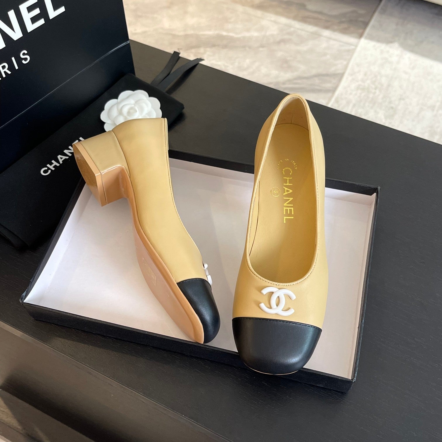 cc pump 50 beige black calfskin