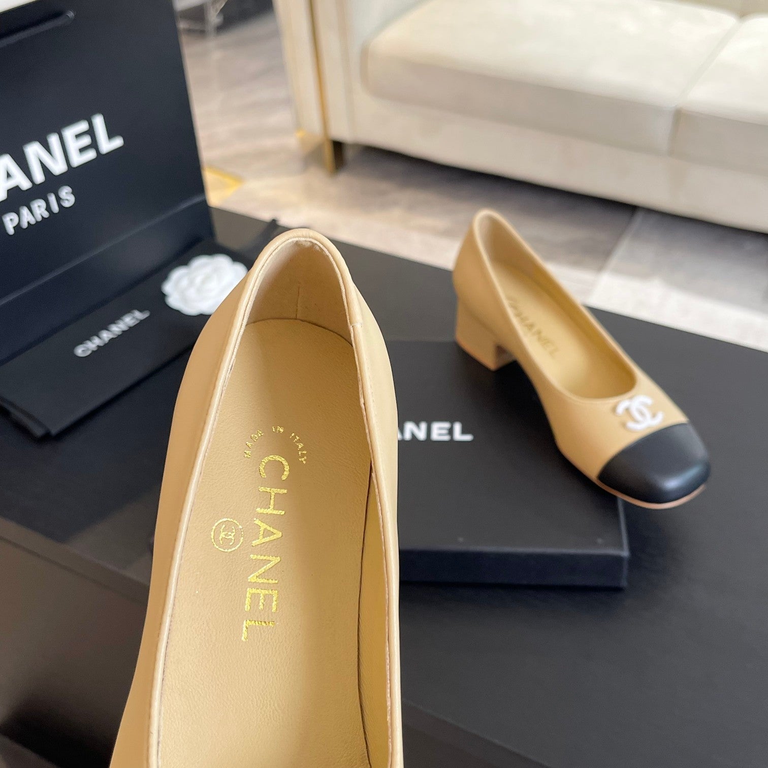 cc pump 50 beige black calfskin