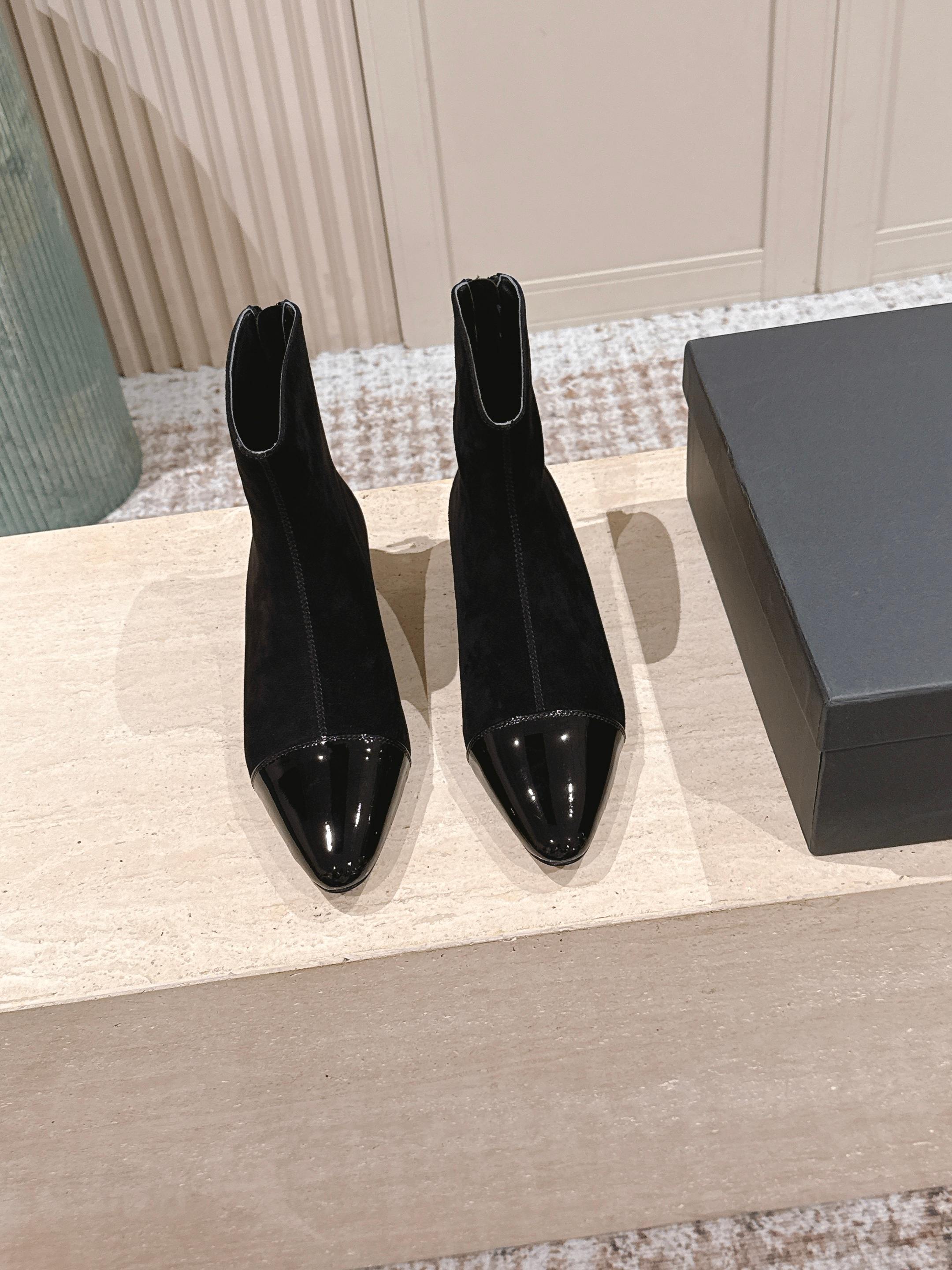 Alaia 2025 Ankle Boot With Patent Leather Cap Toe Black Suede 556086