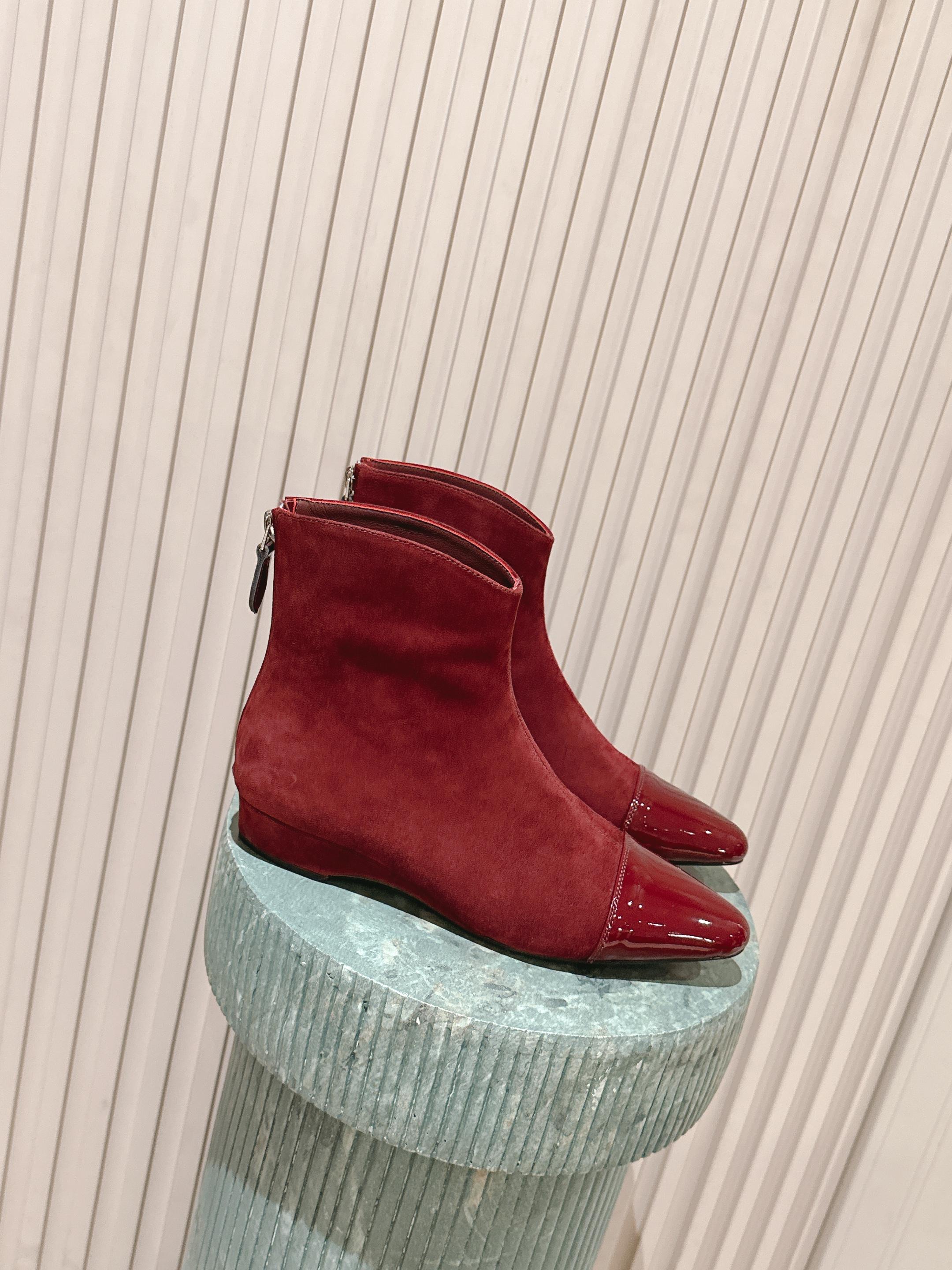 Alaia 2025 Ankle Boot With Patent Leather Cap Toe Red Suede 556088